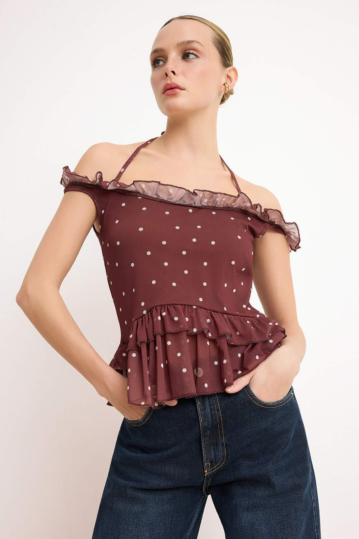 Trendyolmilla Kahverengi Puantiyeli Fitted/Vücuda Oturan Carmen Yaka Volanlı/Fırfırlı Tül Örme Bluz TWOSS26BZ00364