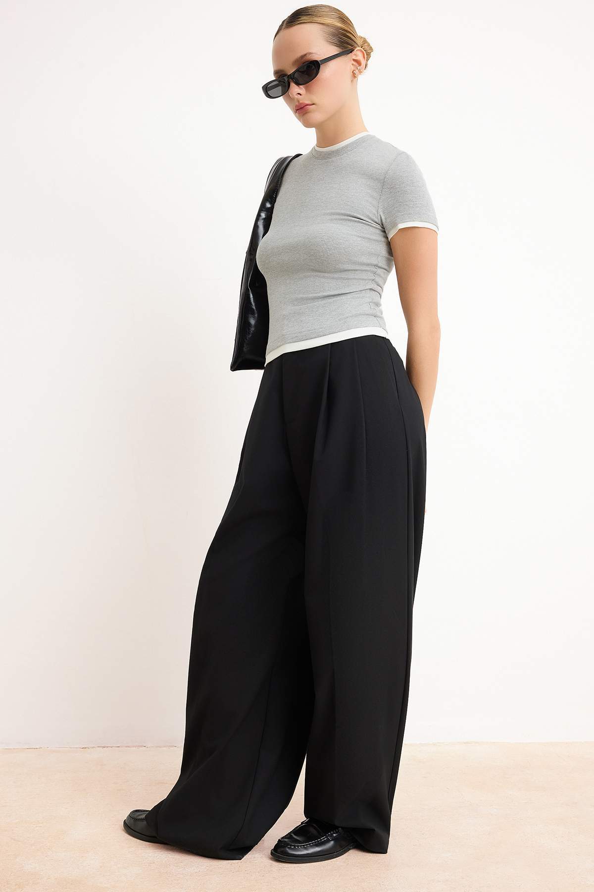 Trendyolmilla  Gri Melanj Viskoz/Yumuşak Kumaşlı Renk Bloklu Vücuda Oturan Esnek Örme T-Shirt TWOSS24TS00063 - Görsel 2