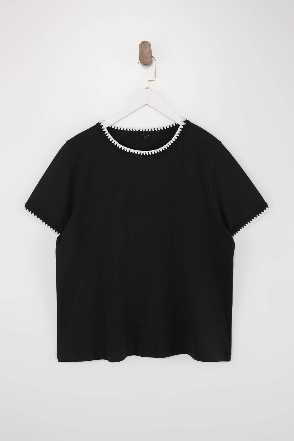 Trendyol Curve Schwarzes, 100 % Baumwolle, kontrastierende Nähte, Rundhalsaus...