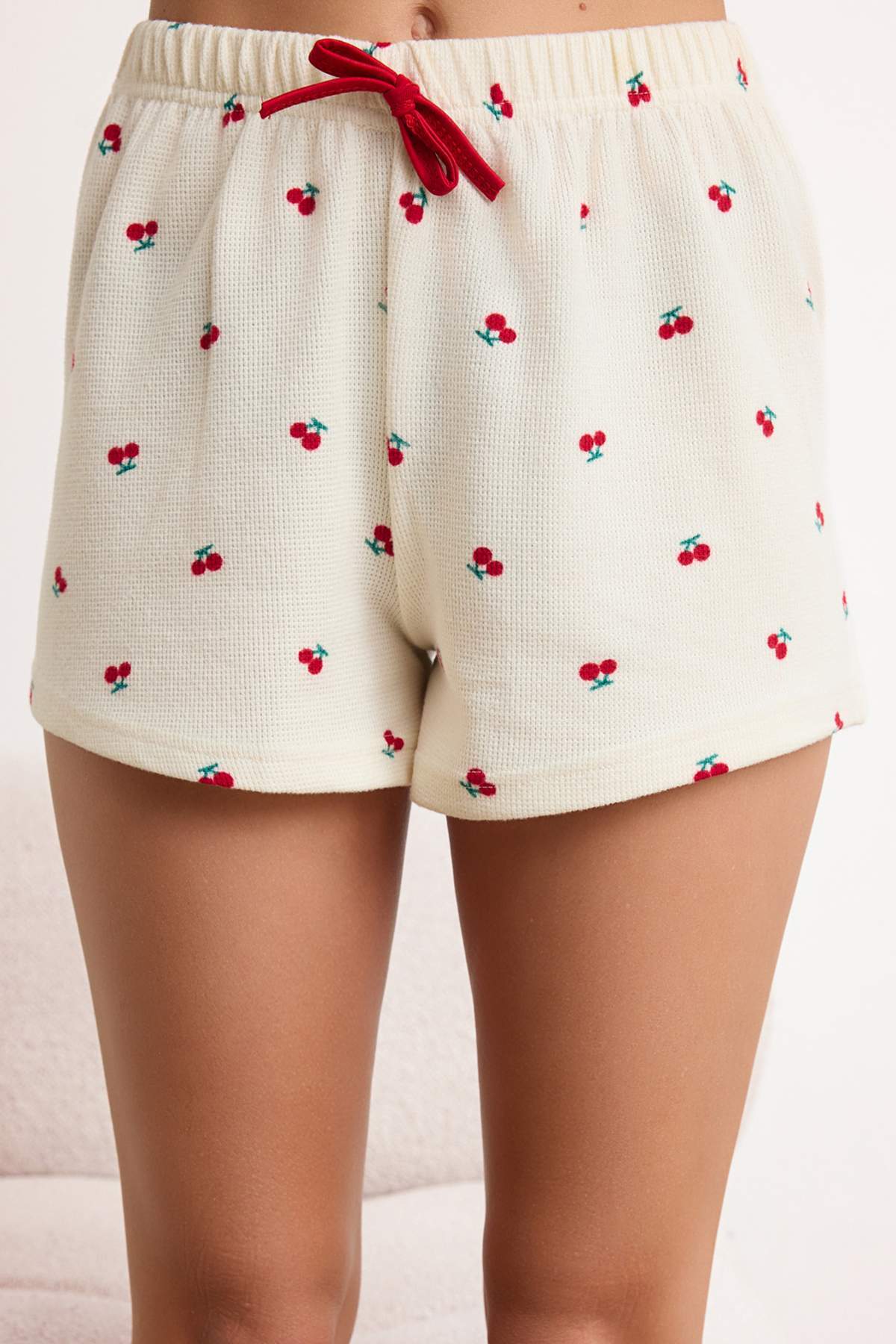 Trendyolmilla  Ekru Kiraz Nakışlı Yumuşak Tuşe Waffle Örme Pijama Takımı THMSS26PT00070 - Görsel 3