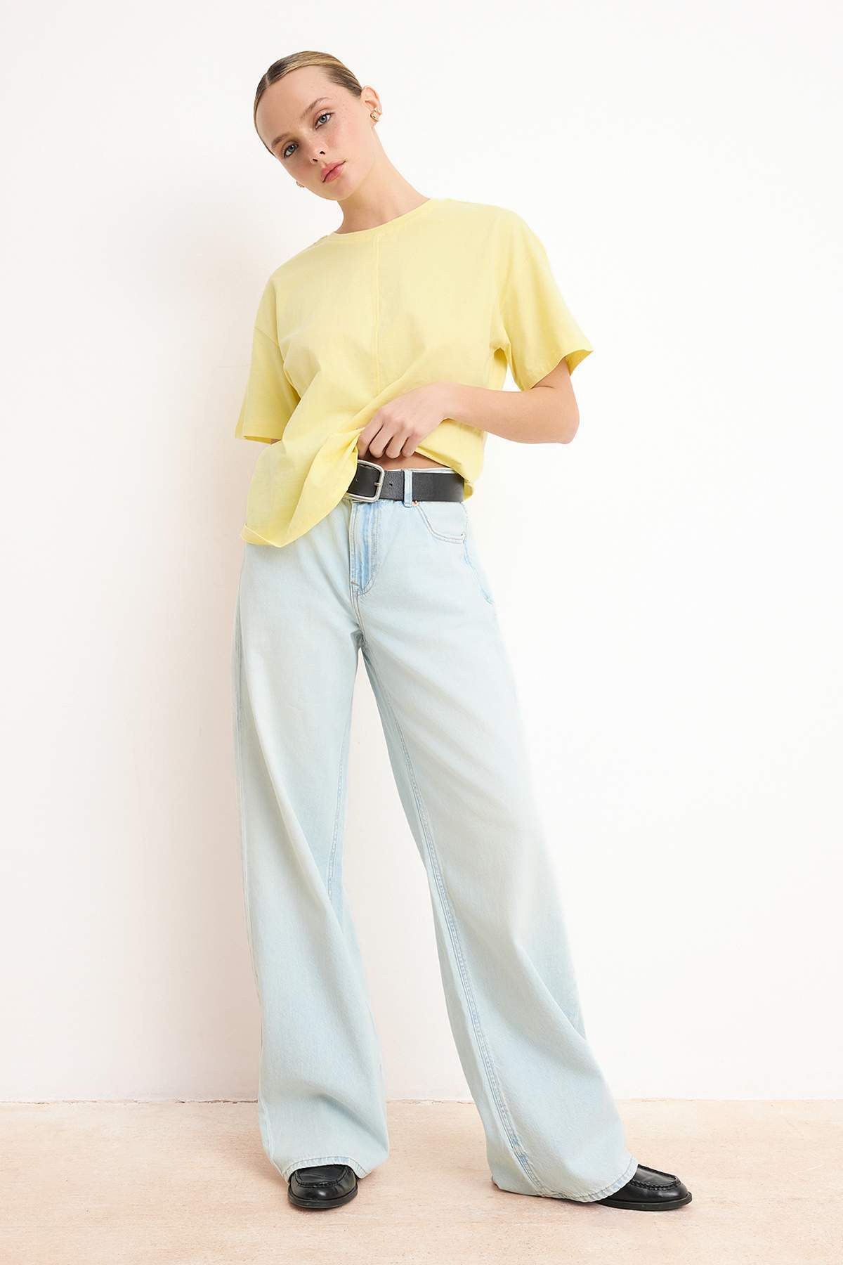 Trendyolmilla  Sarı Relaxed/Rahat Kalıp Düşük Kol Kısa Kollu %100 Pamuk Örme T-Shirt TWOSS26TS00095 - Görsel 2