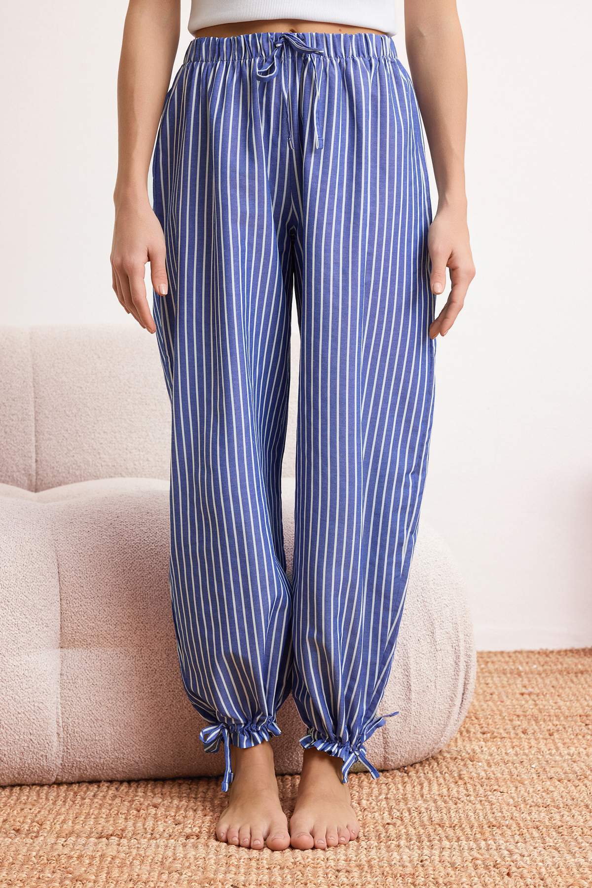 Trendyolmilla  Beyaz-Mavi Çizgili Balon Fit Üst Örme Alt Dokuma Pijama Takımı THMSS26PT00098 - Görsel 3