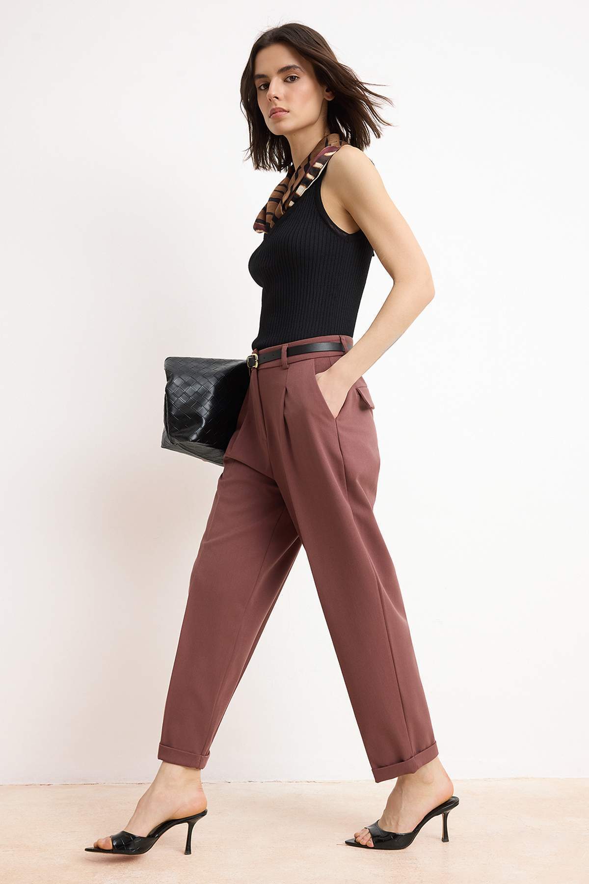 Trendyolmilla  Bordo Özel Koleksiyon Kemerli Havuç Kumaş Pantolon TWOSS26PL00058 - Görsel 2