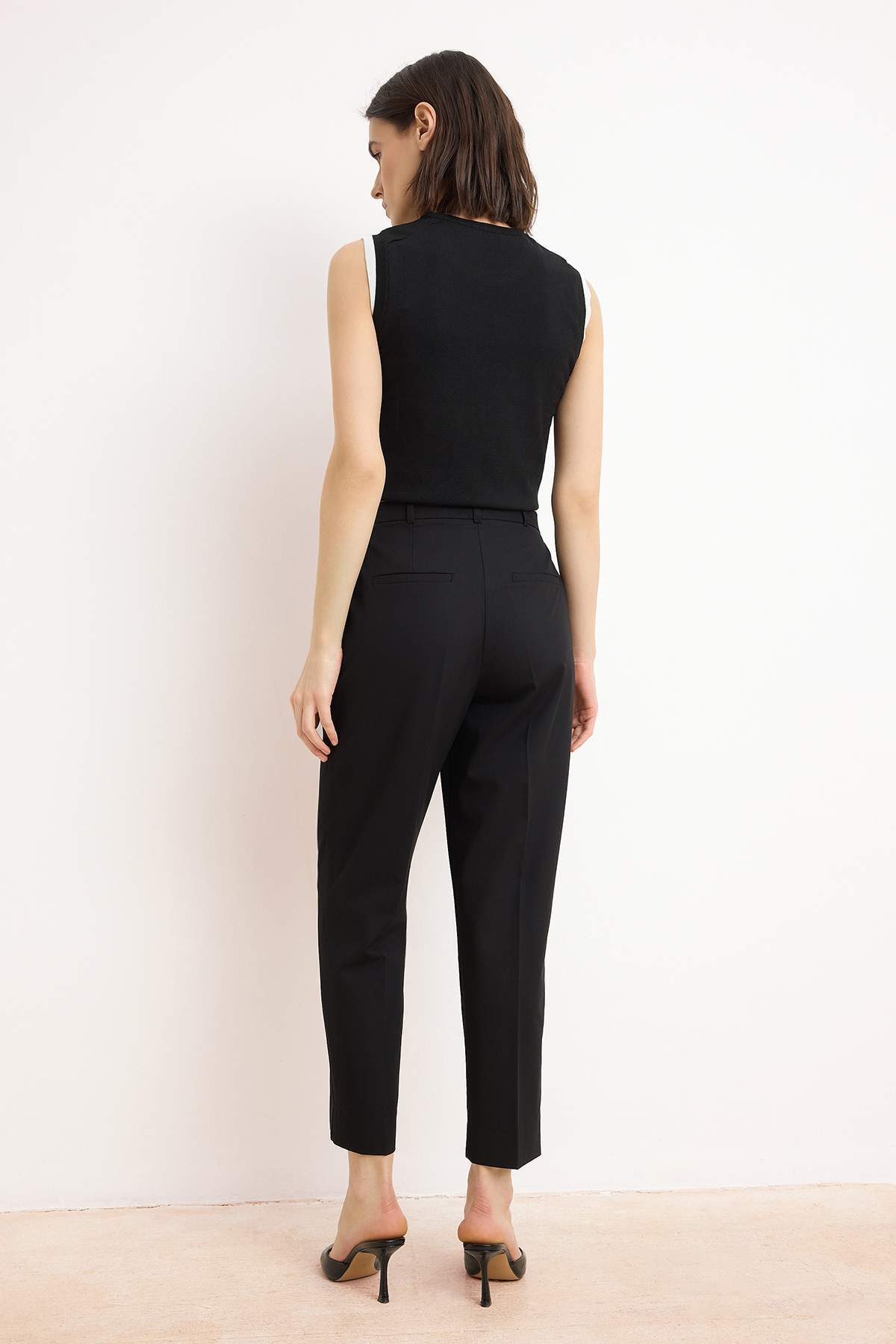 Trendyolmilla  Siyah Özel Koleksiyon Saten Yüzeyli Cigarette Kumaş Pantolon TWOSS26PL00030 - Görsel 9