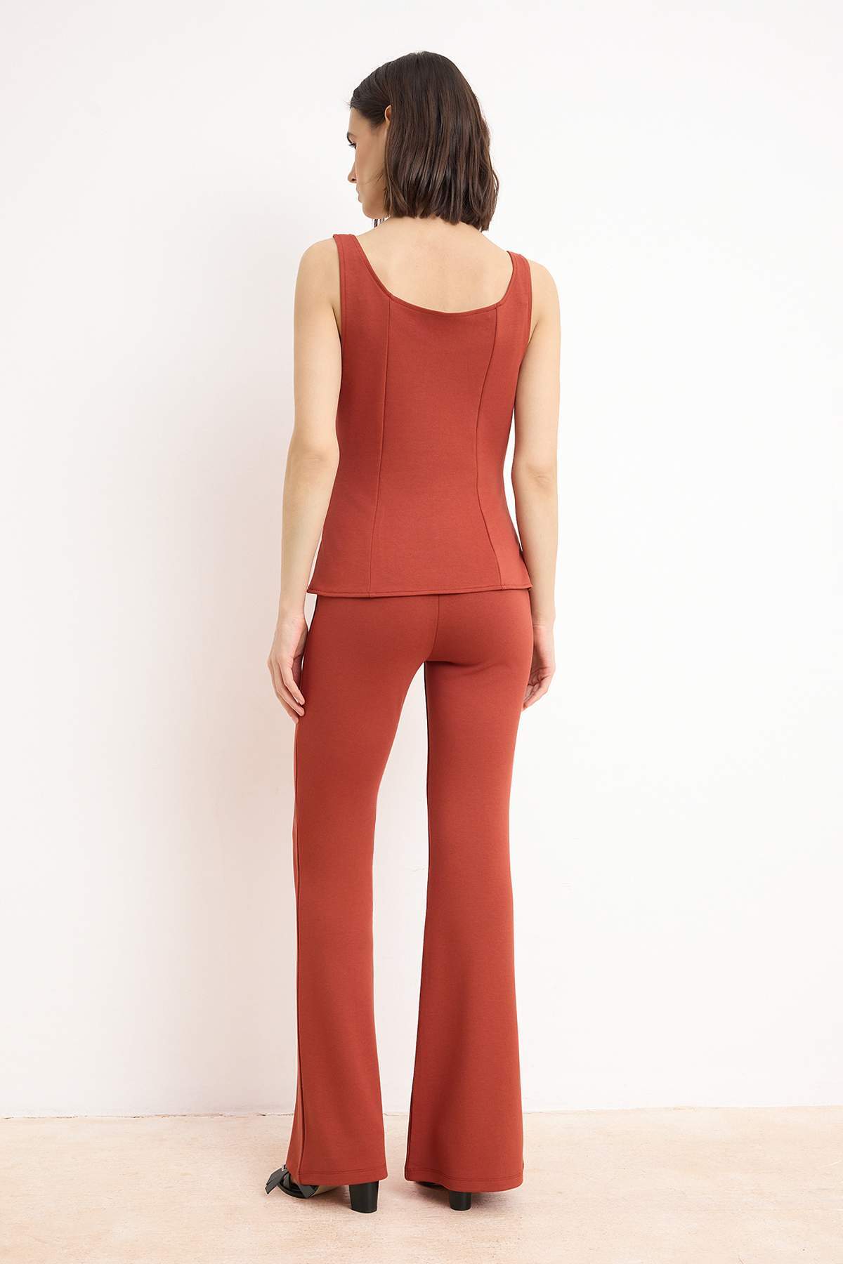 Trendyolmilla  Kiremit Fitted/Vücuda Oturan Kalın Askılı Kolsuz İnterlok Örme Alt-Üst Takım TWOSS26AU00088 - Görsel 4