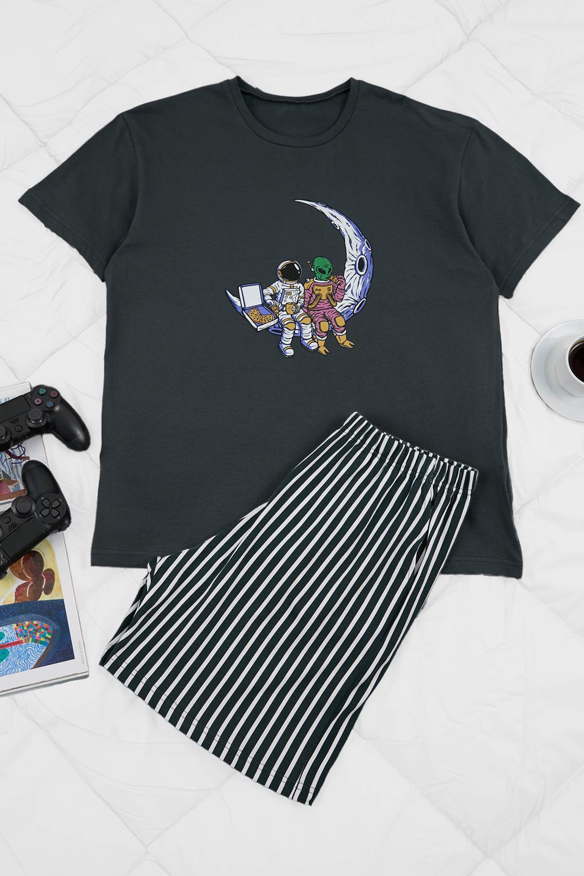 Kolekce Trendyol Antracitový běžný bavlněný top s krátkým rukávem Astronaut s...