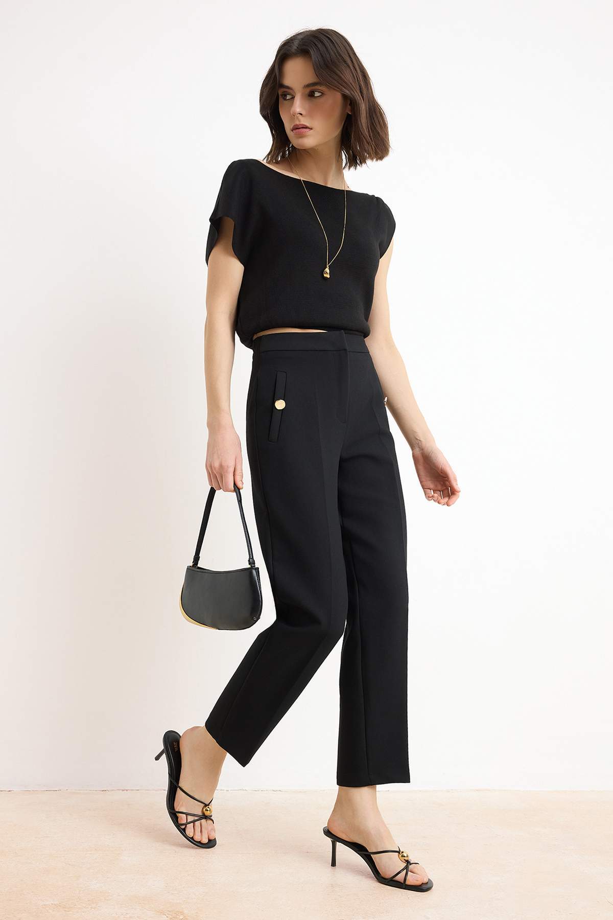 Trendyolmilla  Siyah Özel Koleksiyon Arka Beli Lastikli Havuç Düğme Detaylı Kumaş Pantolon TWOSS26PL00025 - Görsel 2