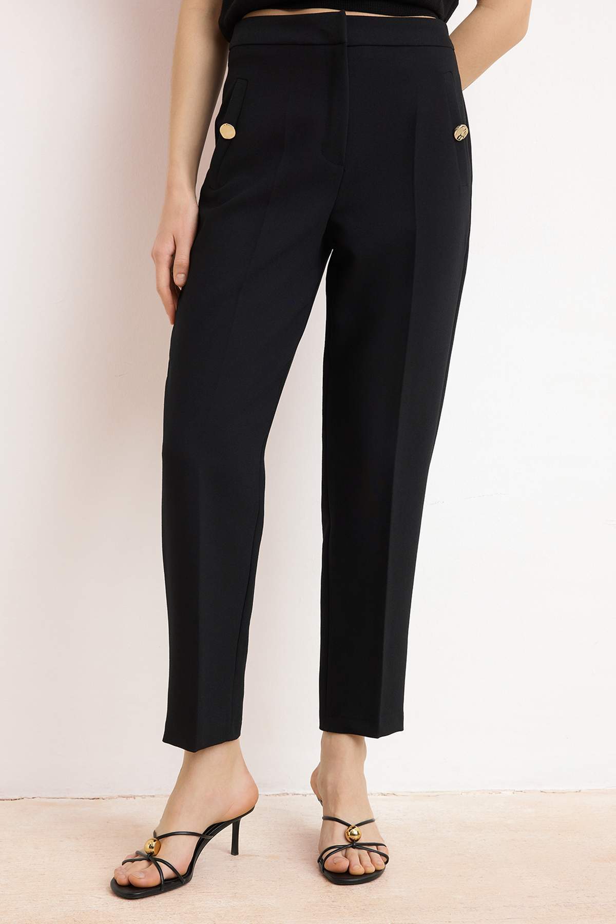 Trendyolmilla  Siyah Özel Koleksiyon Arka Beli Lastikli Havuç Düğme Detaylı Kumaş Pantolon TWOSS26PL00025 - Görsel 3