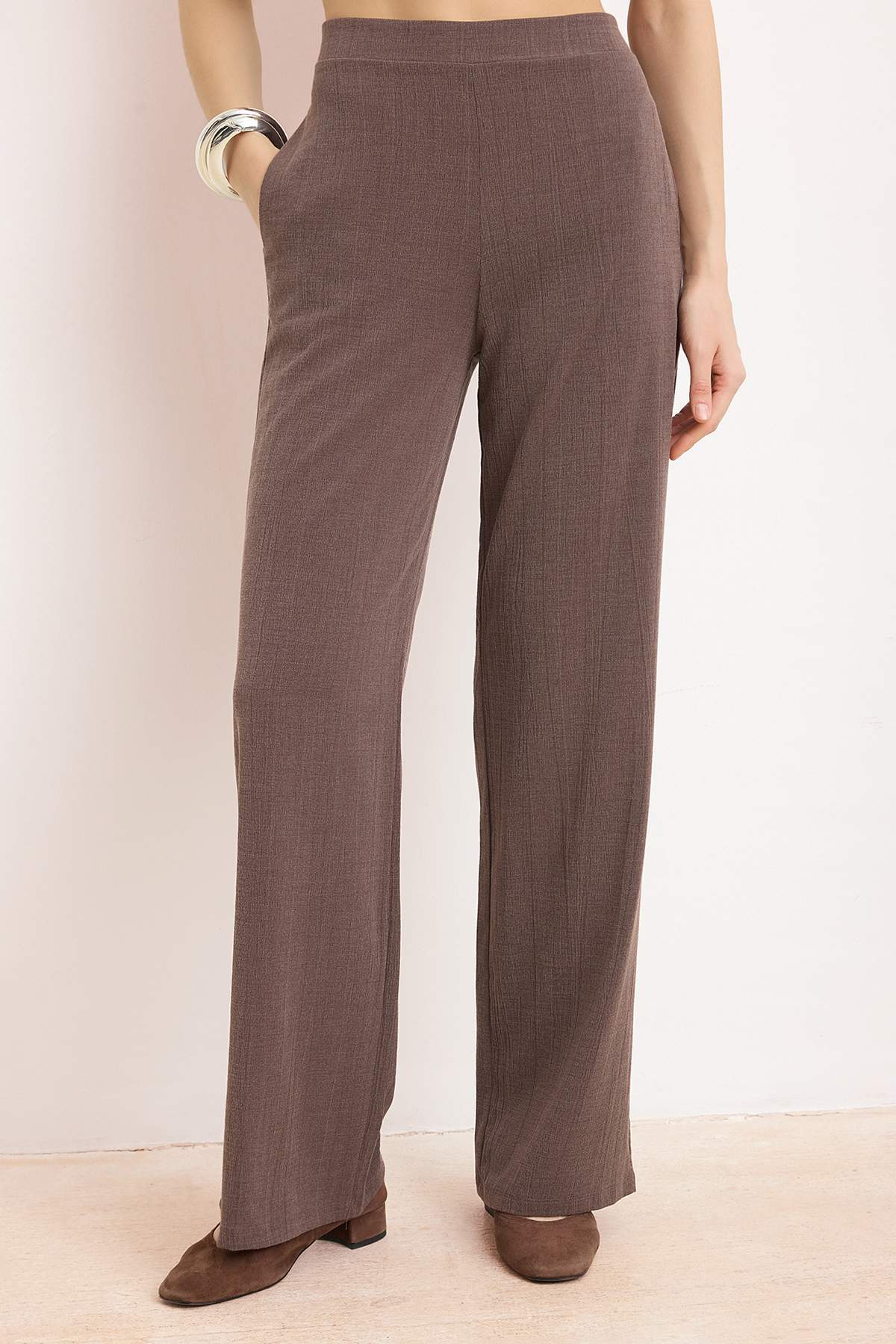 Trendyolmilla  Açık Kahverengi Fitted/Vücuda Oturan Düğmeli Boru Paça Jakarlı Örme Alt-Üst Takım TWOSS26AU00028 - Görsel 3