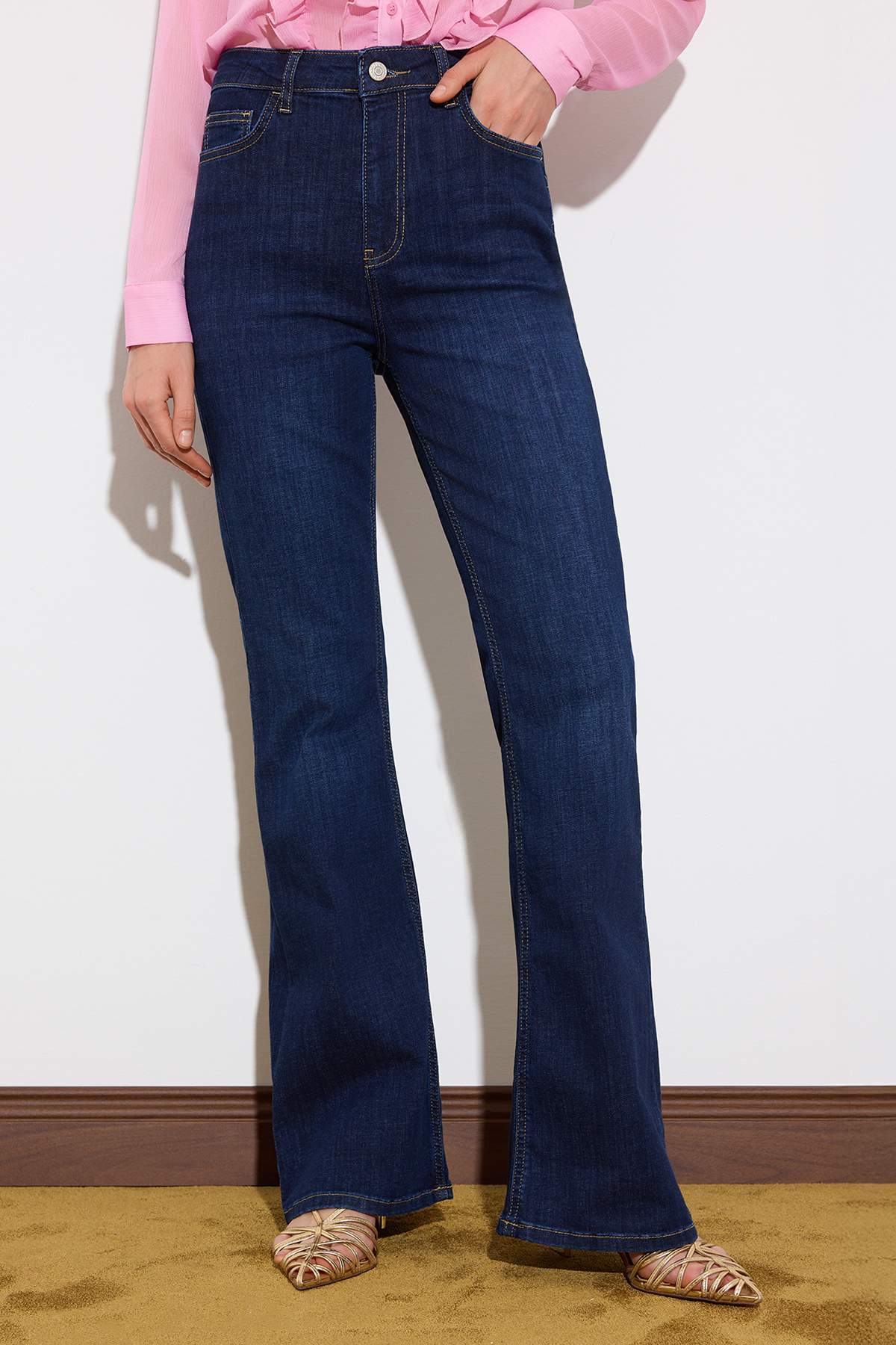 Trendyolmilla  Limited Edition Koyu Mavi TOPARLAYICI Yüksek Bel Ekstra Esnek Flare Uzun Boy Jeans TWOSS26JE00103 - Görsel 3