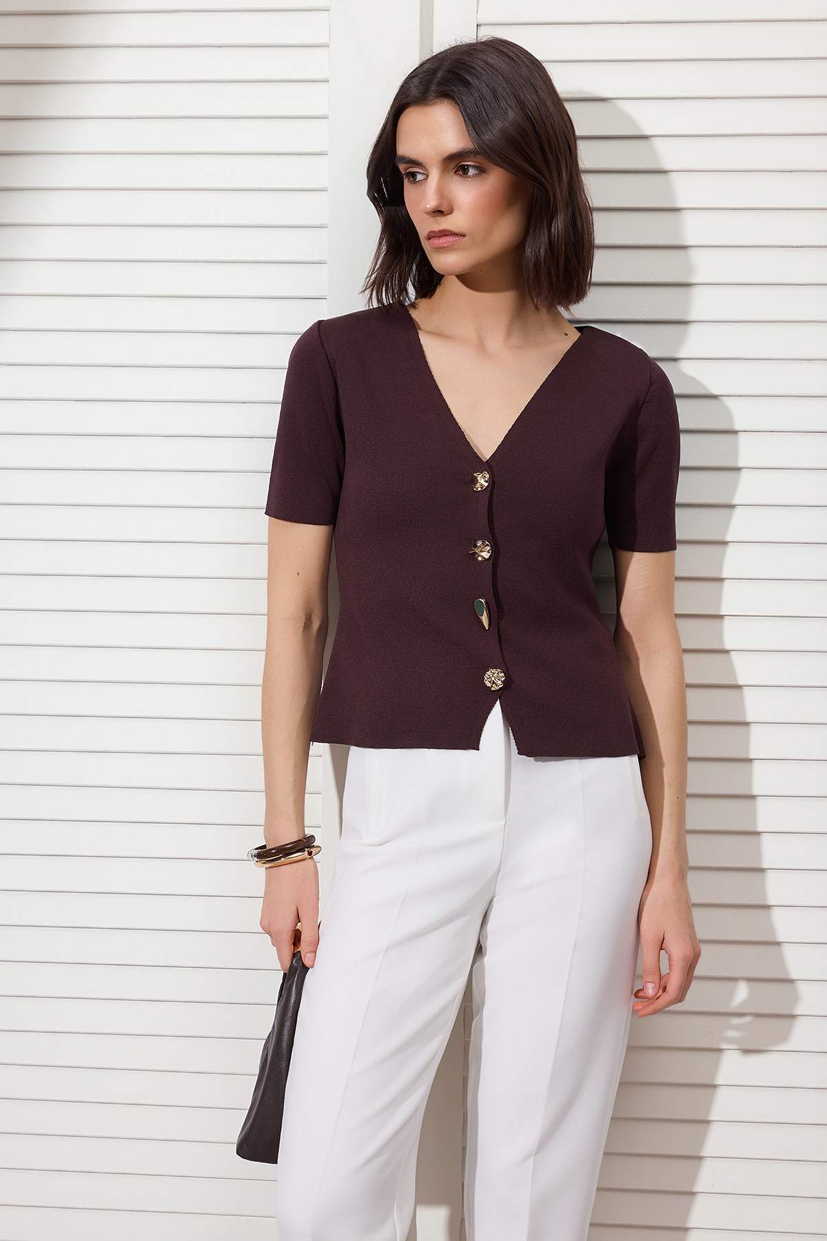 Trendyolmilla  Kahverengi Düğme Detaylı V Yaka Triko Bluz TWOSS26BZ00129 - Görsel 2