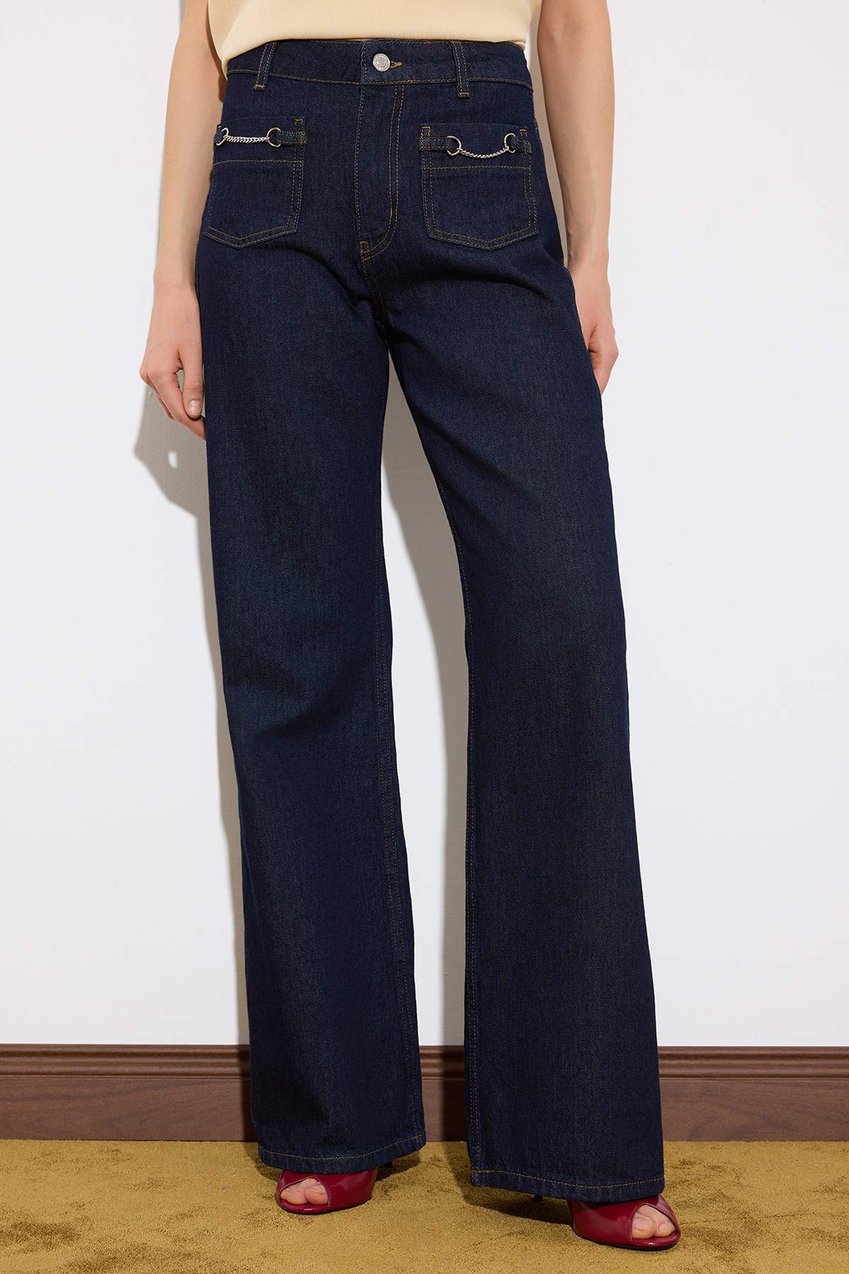 Trendyolmilla  Limited Edition Koyu Mavi DÖKÜMLÜ Cep Detaylı Yüksek Bel %100 Pamuk Wide Leg Jeans TWOSS26JE00028 - Görsel 3