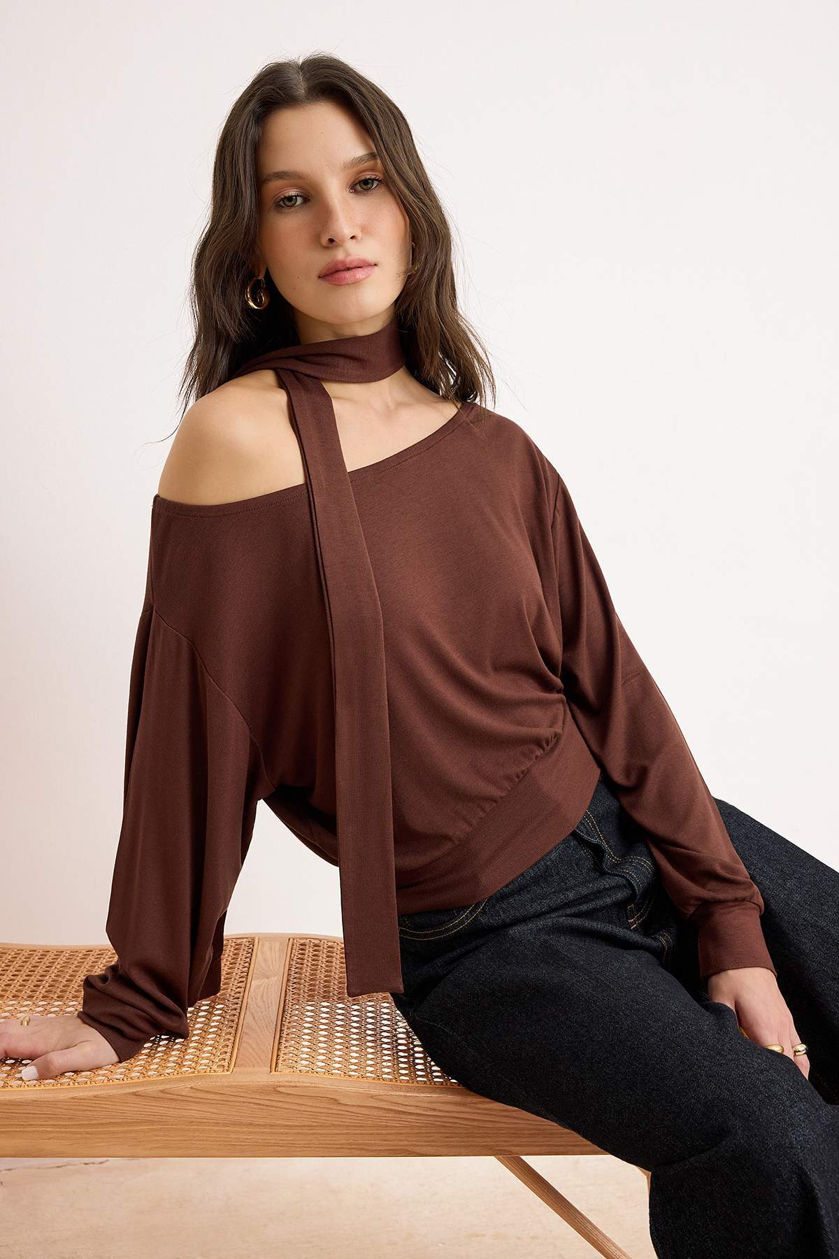 Trendyolmilla Kahverengi Düz Açık Omuzlu Şal Aksesuar Detaylı Regular/Normal Kalıp Örme Bluz TWOAW26BZ00308