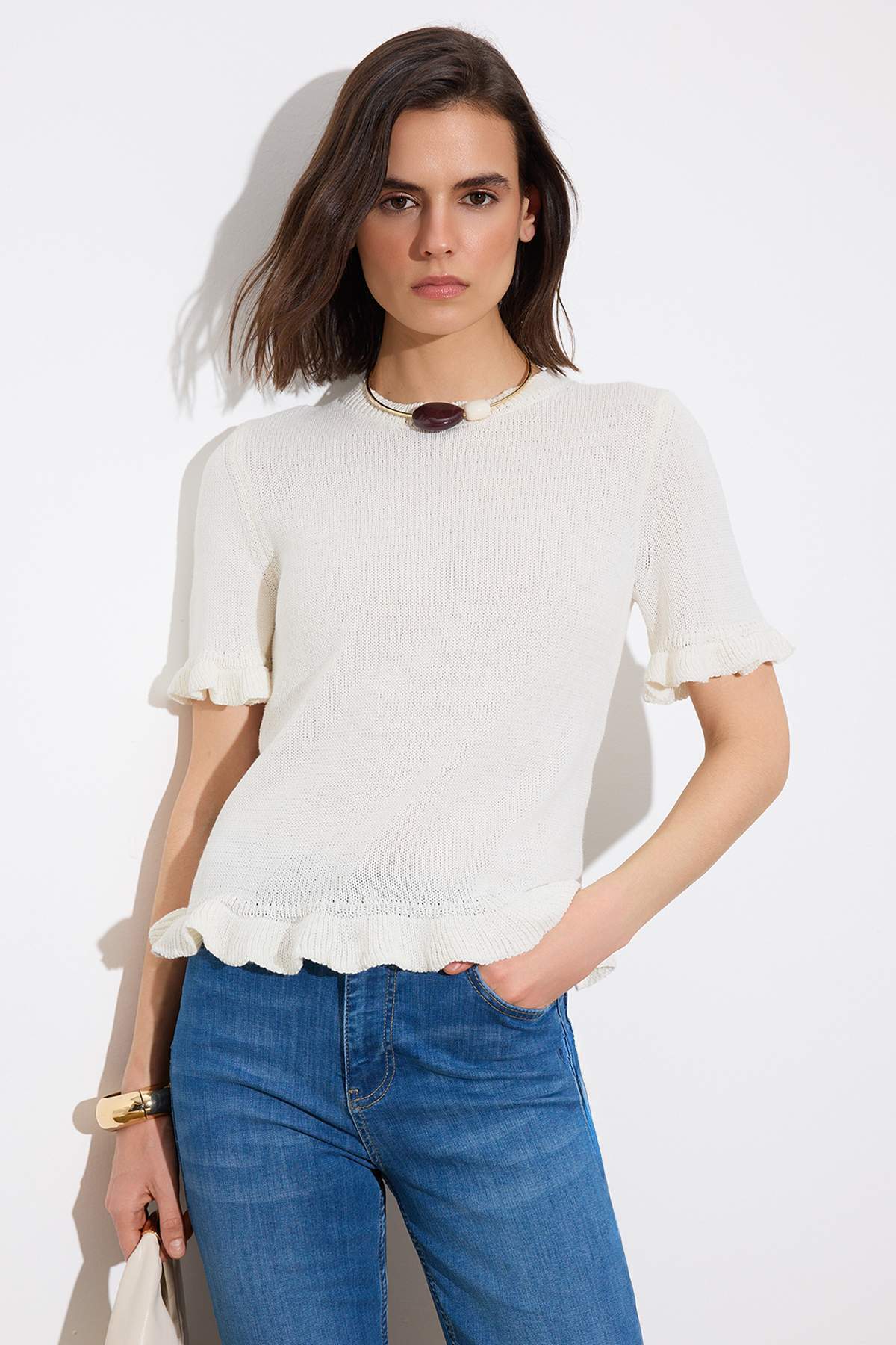 Trendyolmilla  Limited Edition Ekru Fırfır Detaylı Bisiklet Yaka Triko Bluz TWOSS26BZ00135 - Görsel 3