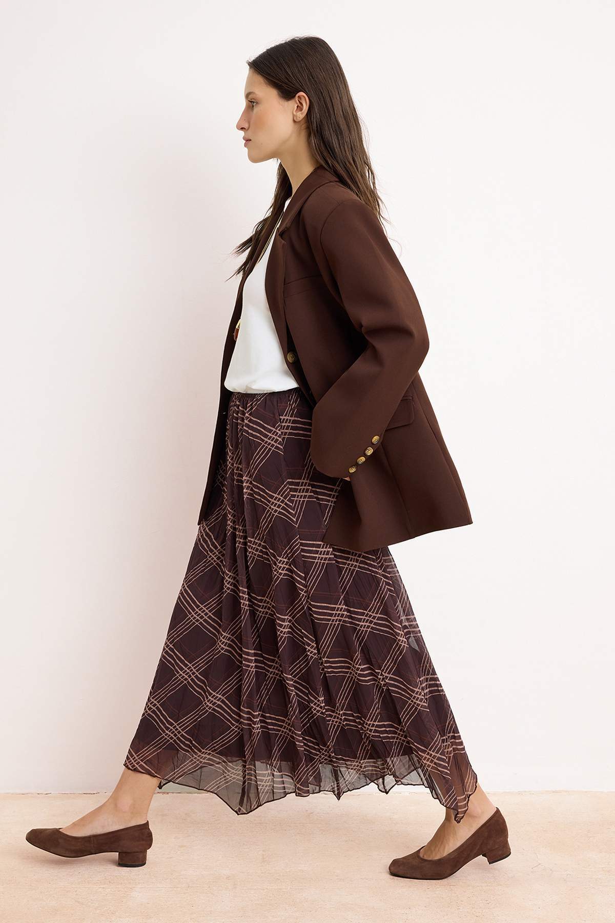 Trendyolmilla  Kahverengi Şifon Astarlı Beli Lastikli Etek Ucu Ekoseli Maxi Asimetrik Etek TCTSS26EE00006 - Görsel 2