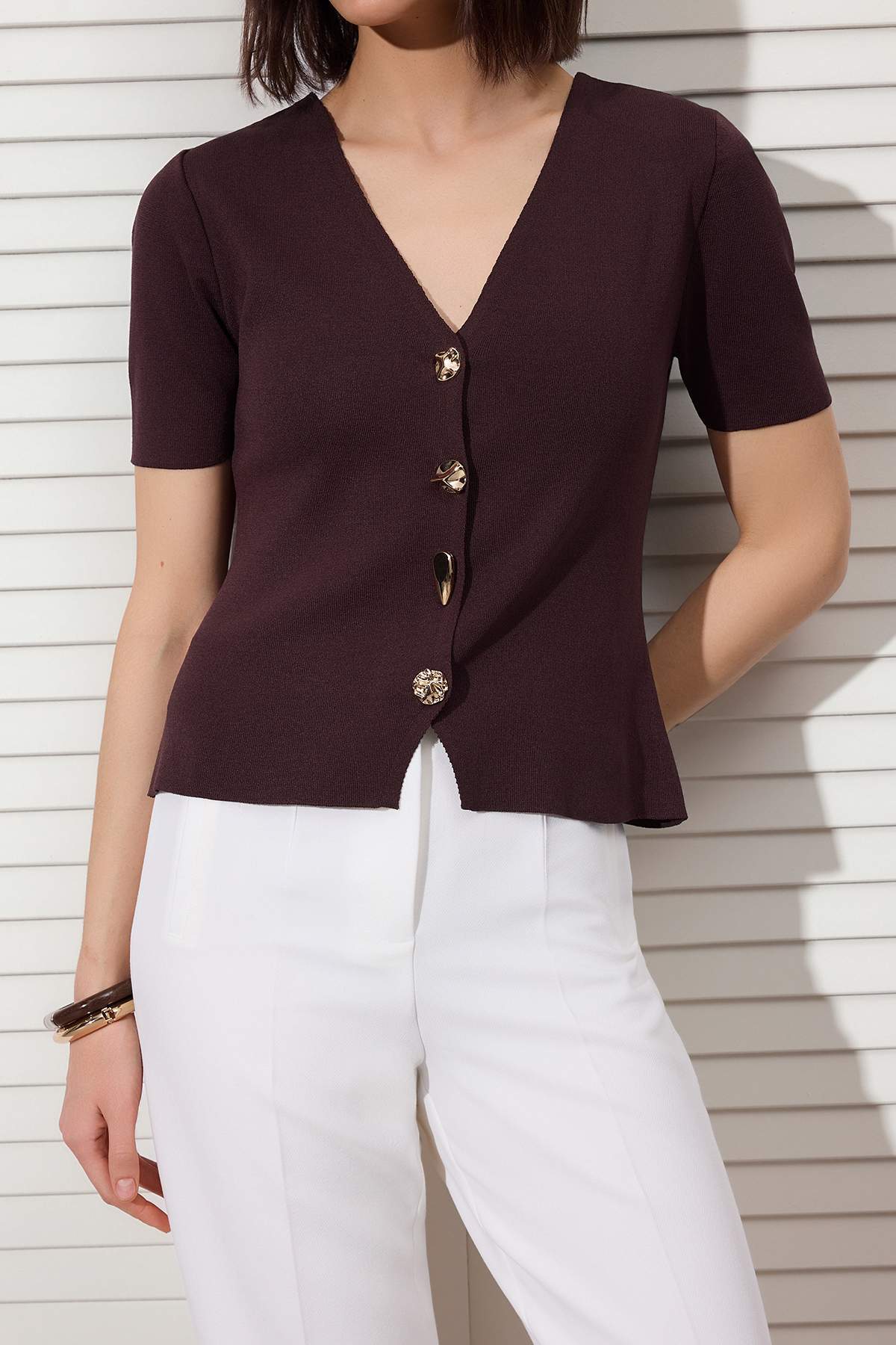 Trendyolmilla  Kahverengi Düğme Detaylı V Yaka Triko Bluz TWOSS26BZ00129 - Görsel 3