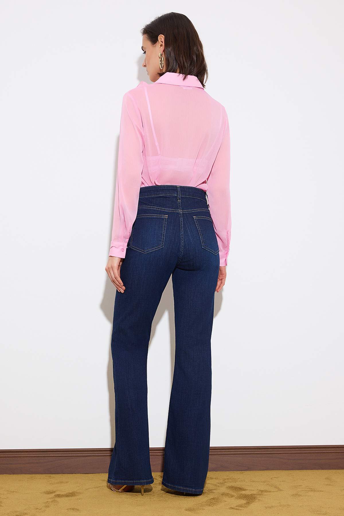 Trendyolmilla  Limited Edition Koyu Mavi TOPARLAYICI Yüksek Bel Ekstra Esnek Flare Uzun Boy Jeans TWOSS26JE00103 - Görsel 4