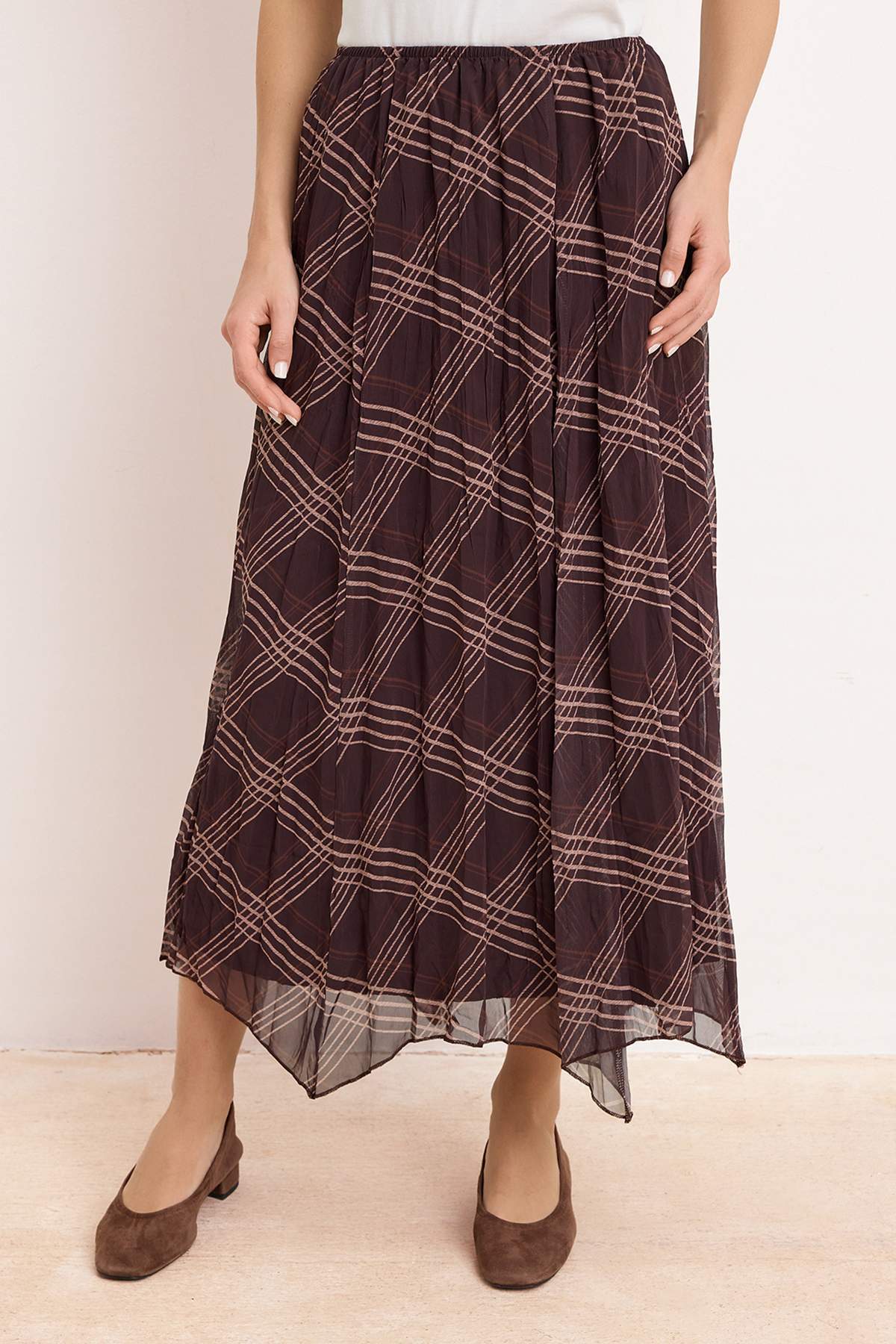 Trendyolmilla  Kahverengi Şifon Astarlı Beli Lastikli Etek Ucu Ekoseli Maxi Asimetrik Etek TCTSS26EE00006 - Görsel 3