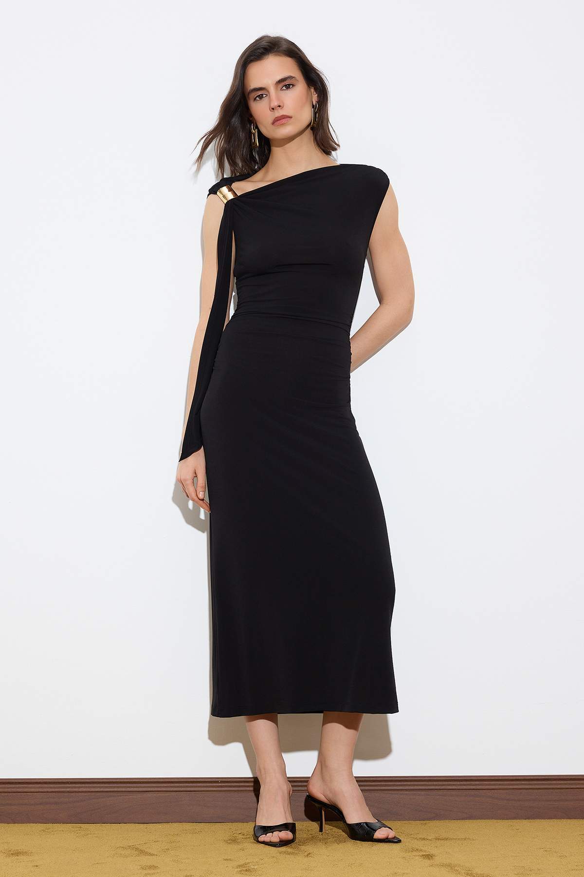 Trendyolmilla  Limited Edition Siyah Bodycon Asimetrik Yaka Kolsuz Aksesuarlı Maxi Esnek Örme Elbise TWOSS26EL00258 - Görsel 2