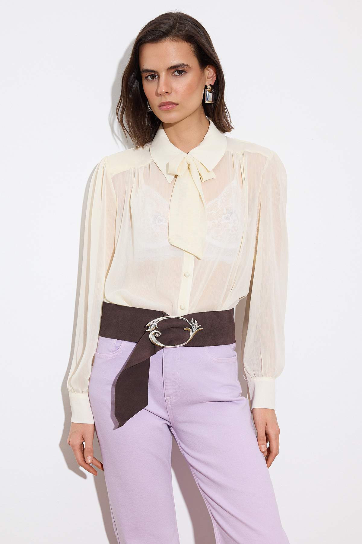 Trendyolmilla  Limited Edition Krem Vatka ve Fular Detaylı Transparan Şık Dokuma Gömlek TWOSS26GO00067 - Görsel 3