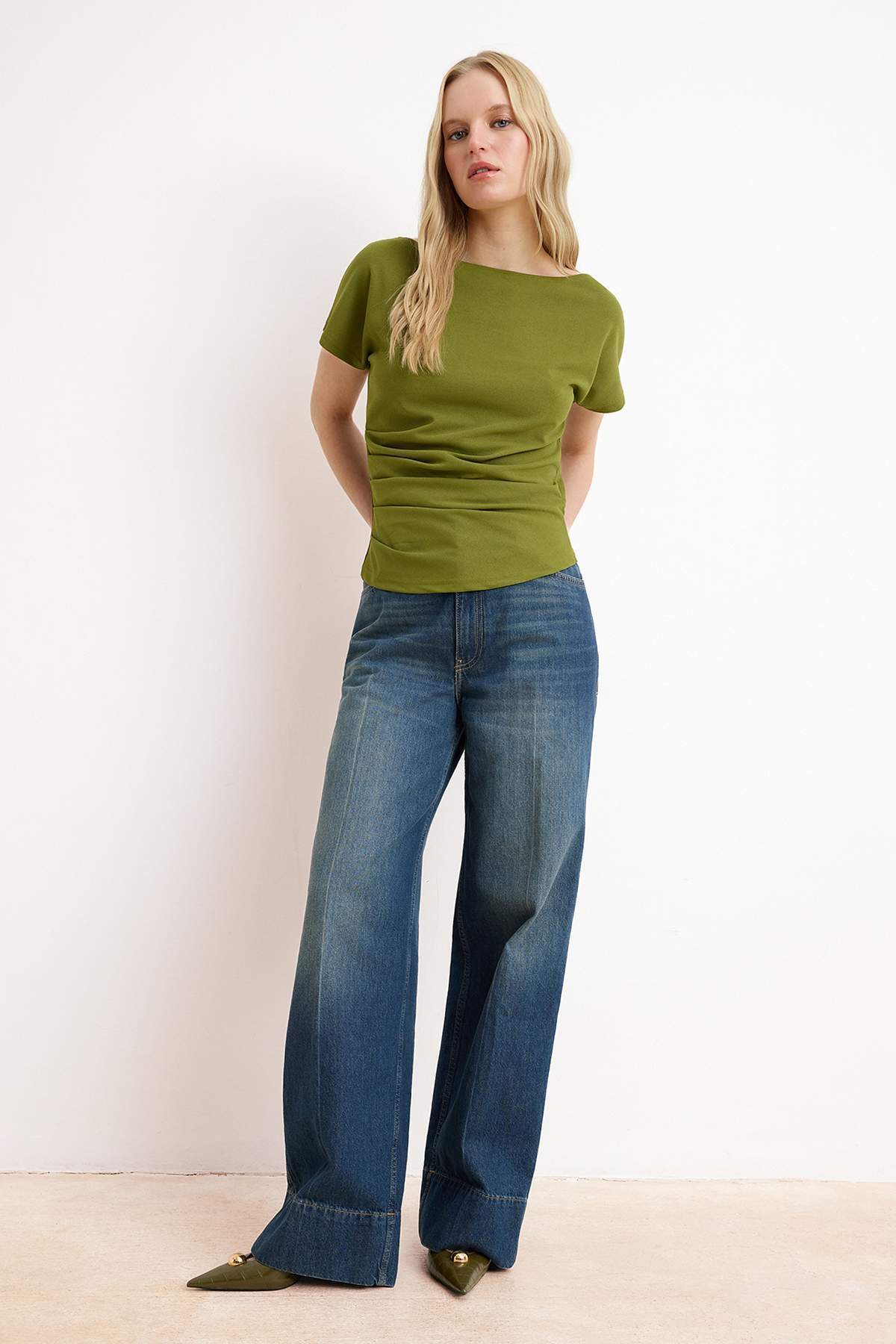 Trendyolmilla  Yağ Yeşili Fitted/Vücuda Oturan Kayık Yaka Düşük Kol Kısa Kollu Scuba Krep Örme Bluz TWOSS26BZ00080 - Görsel 2