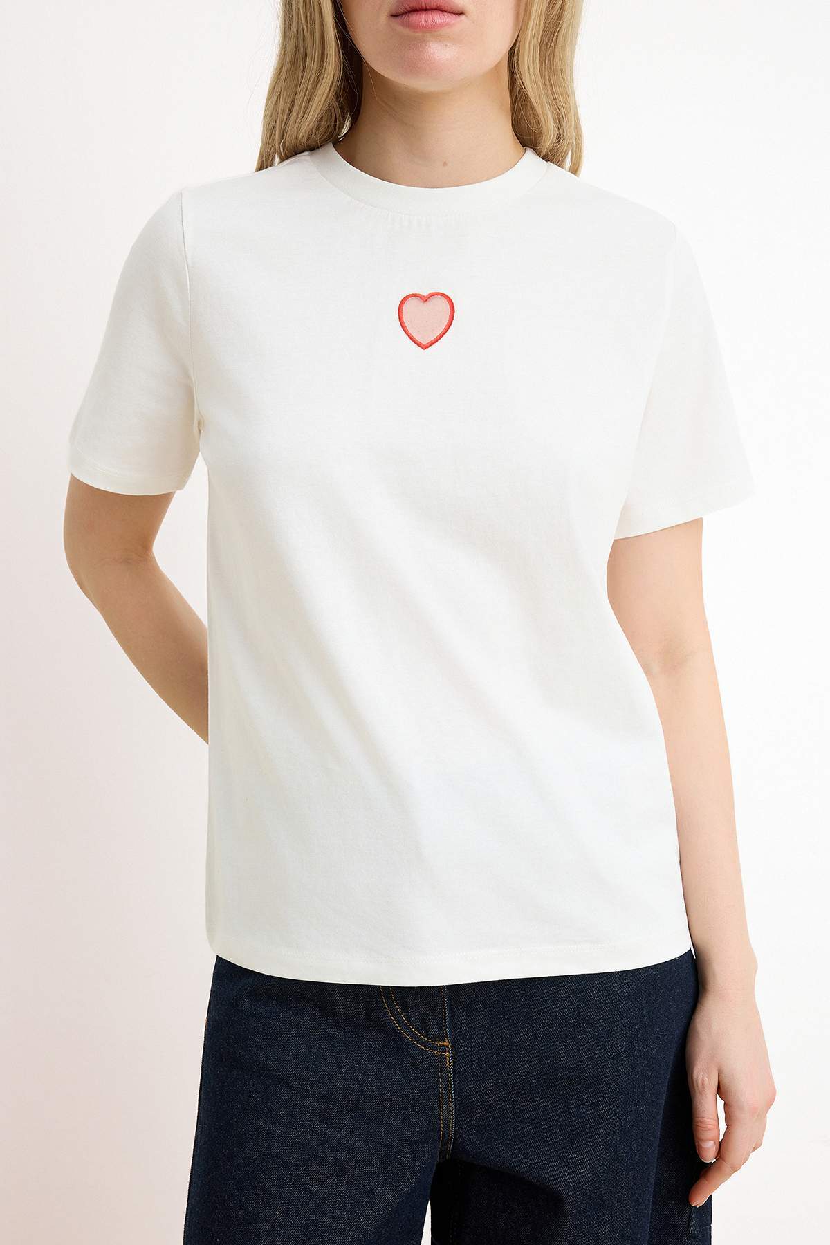 Trendyolmilla  Ekru Kalp Regular/Normal Kalıp Kısa Kollu Tok %100 Pamuk Örme T-Shirt TWOSS26TS00145 - Görsel 3