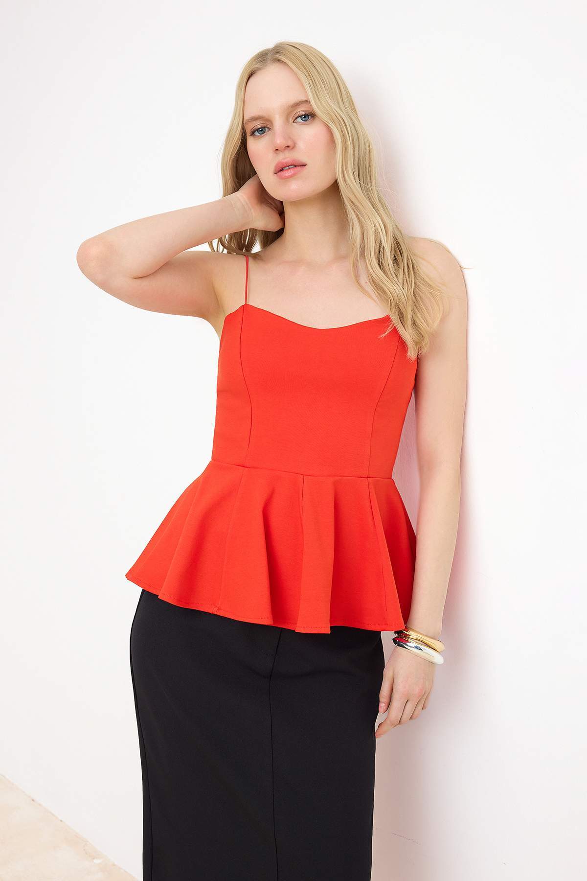 Trendyolmilla Kırmızı Peplum Havuz Yaka İnce Askılı Kolsuz İnterlok Örme Bluz TWOSS26BZ00273