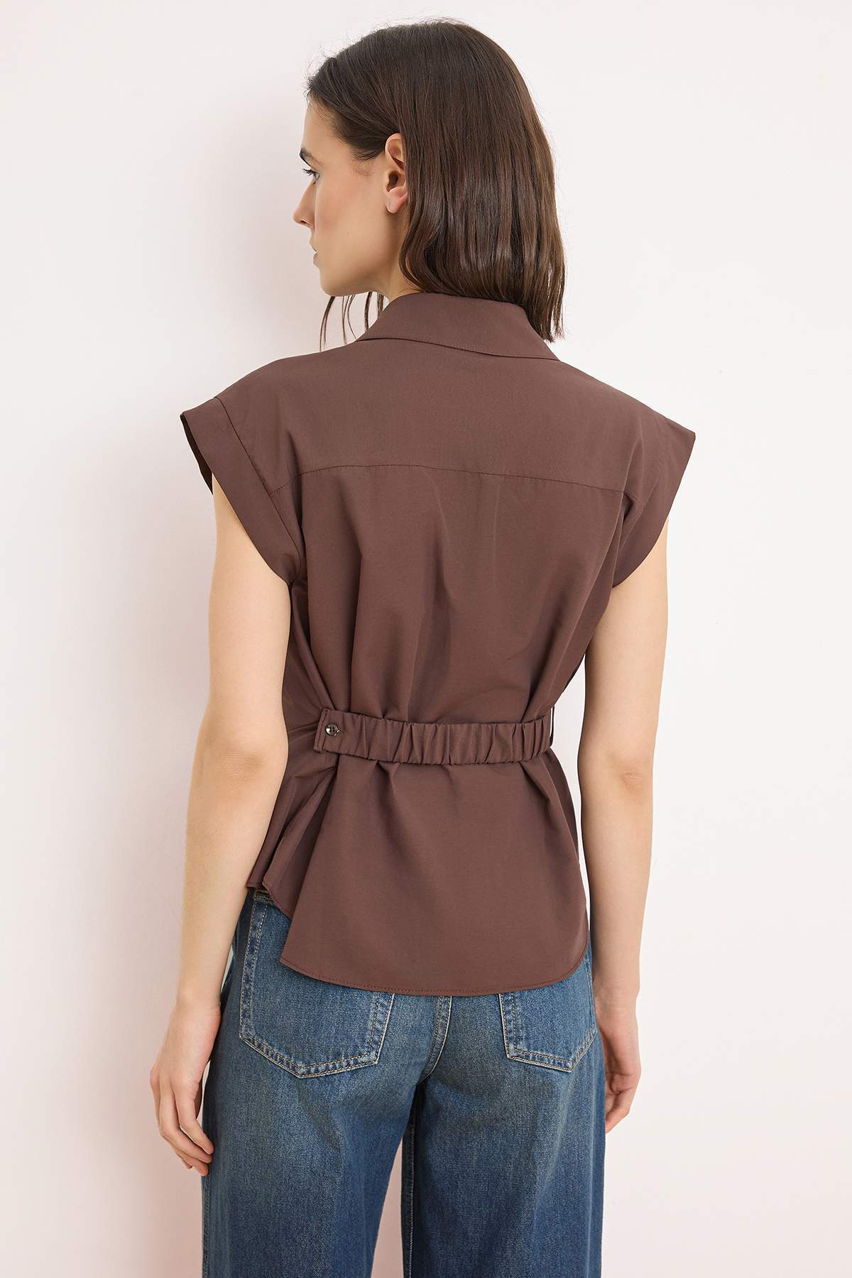 Trendyolmilla  Kahverengi Asimetrik Kapamalı Bedene Oturan Gömlek TWOSS26GO00111 - Görsel 4