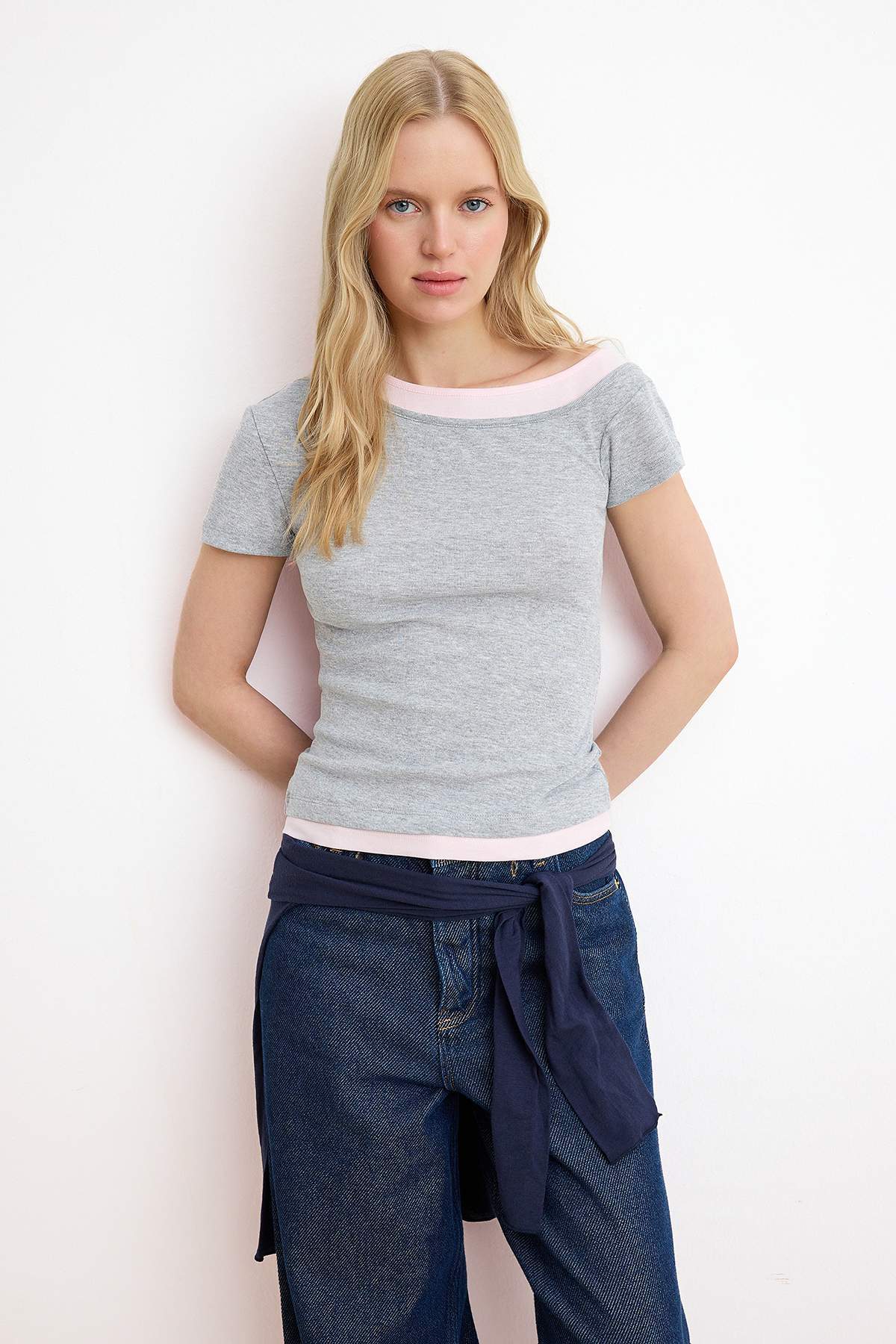 Trendyolmilla Gri Melanj Fitted/Vücuda Oturan Asimetrik Yaka Kısa Kollu Pamuk Ribana Örme Bluz TWOSS26BZ00522