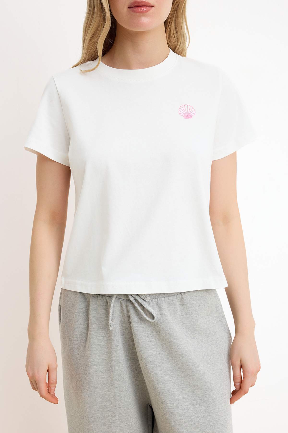 Trendyolmilla  Ekru Nakışlı Regular/Normal Kalıp Kısa Kollu %100 Pamuk Örme T-Shirt TWOSS26TS00124 - Görsel 3