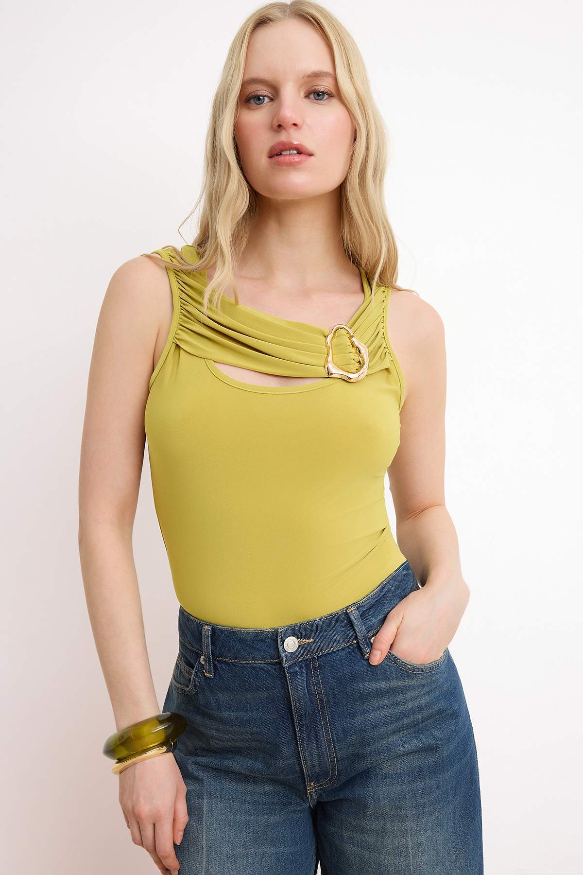 Trendyolmilla Yağ Yeşil Fitted/Vücuda Oturan Havuz Yaka Kolsuz Aksesuar Detaylı Esnek Örme Bluz TWOSS26BZ00472