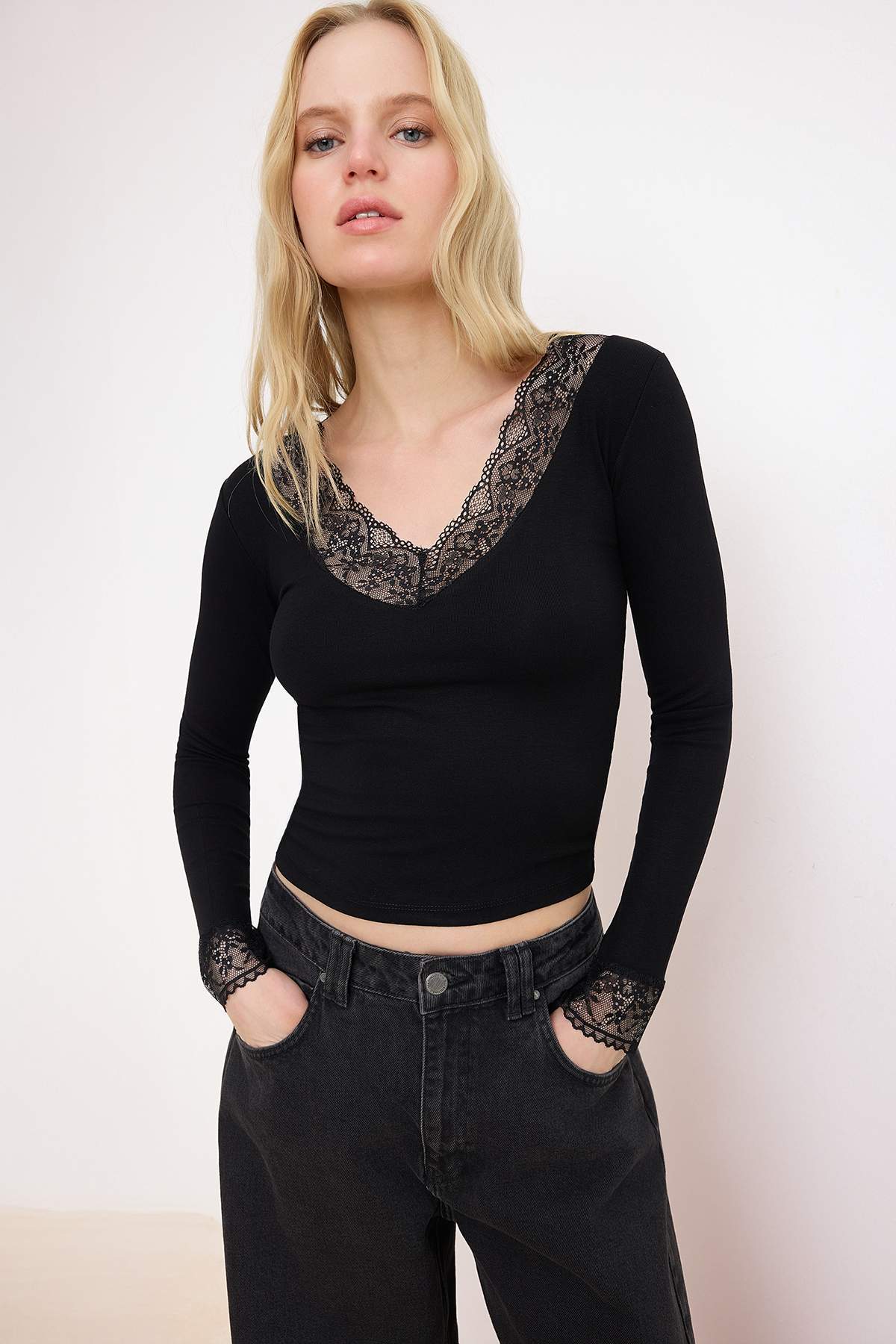 Trendyolmilla  Siyah Fitted/Vücuda Oturan V Yaka Dantel Detaylı Yumuşak Örme Bluz TWOSS26BZ00637