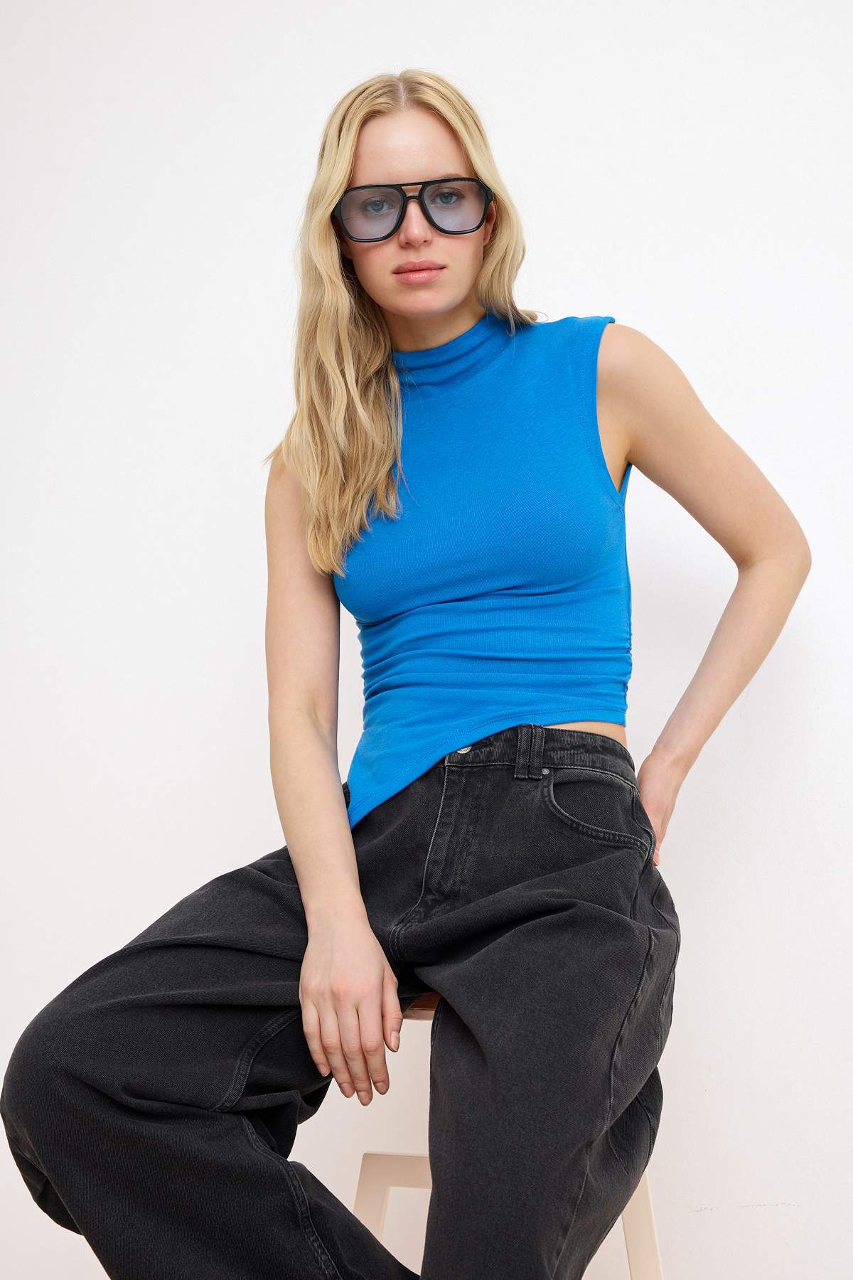 Trendyolmilla Saks Dik Yaka Büzgü/Drape Detaylı Fitted/Vücuda Oturan Asimetrik Örme Bluz TWOSS24BZ00534