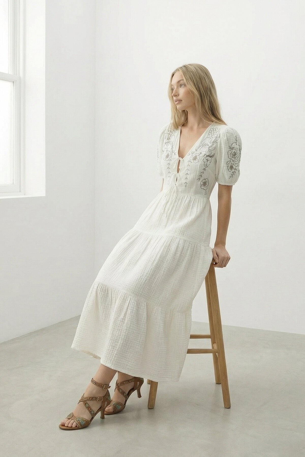 VAGGON  Beyaz Nakışlı Bağlama Detaylı Midi Boy Müslin Elbise