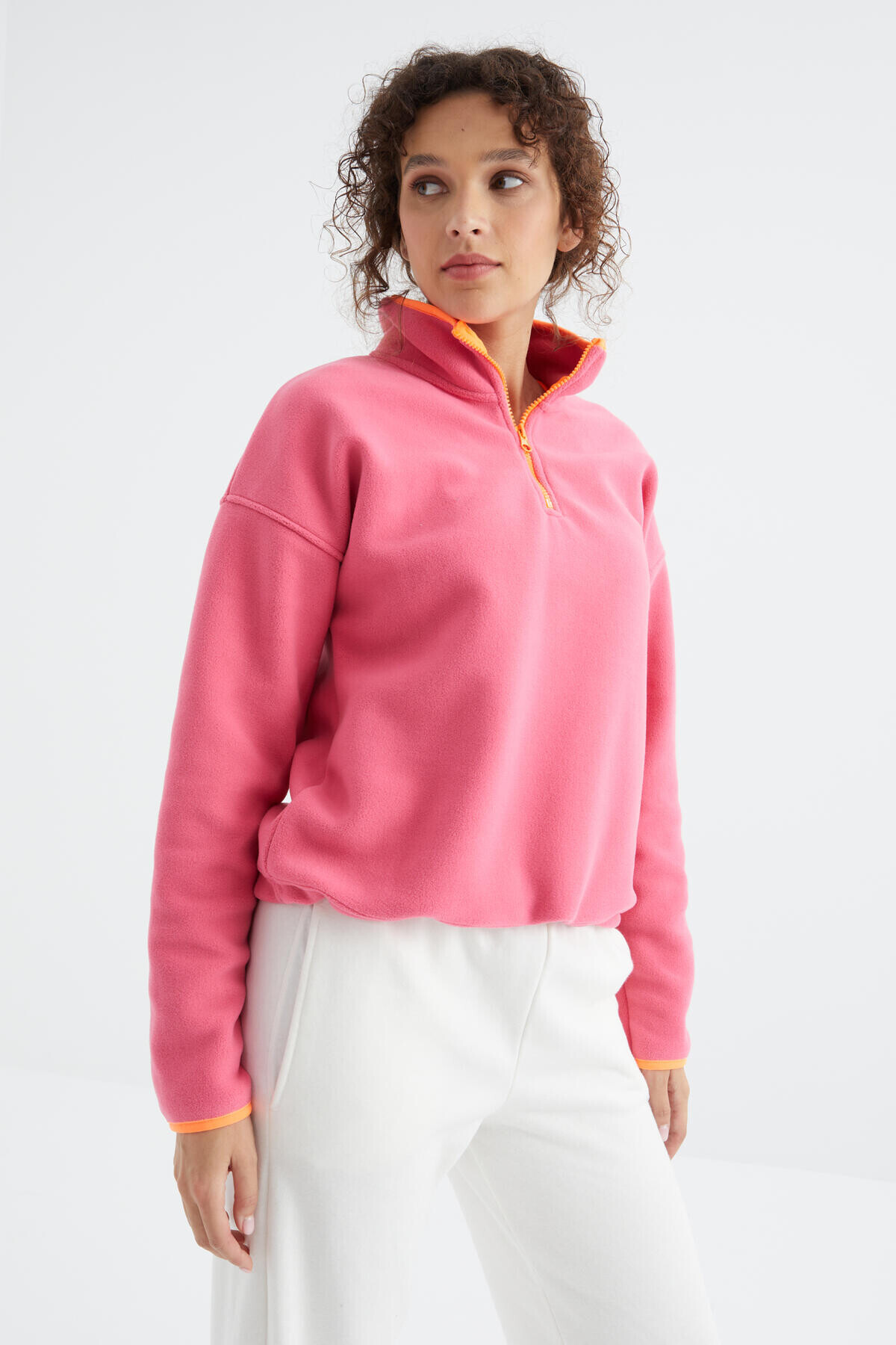 TOMMY LIFE Şeker Pembe Yarım Fermuar Etek Ucu Büzgülü Dik Yaka Standart Kalıp Kadın Polar Sweatshirt - 97234 görsel 5