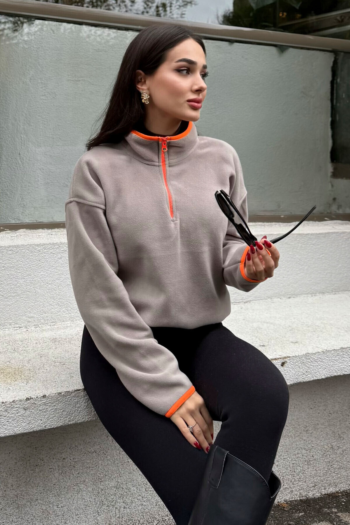 TOMMY LIFE Koyu Bej Yarım Fermuar Etek Ucu Büzgülü Dik Yaka Standart Kalıp Kadın Polar Sweatshirt - 97234