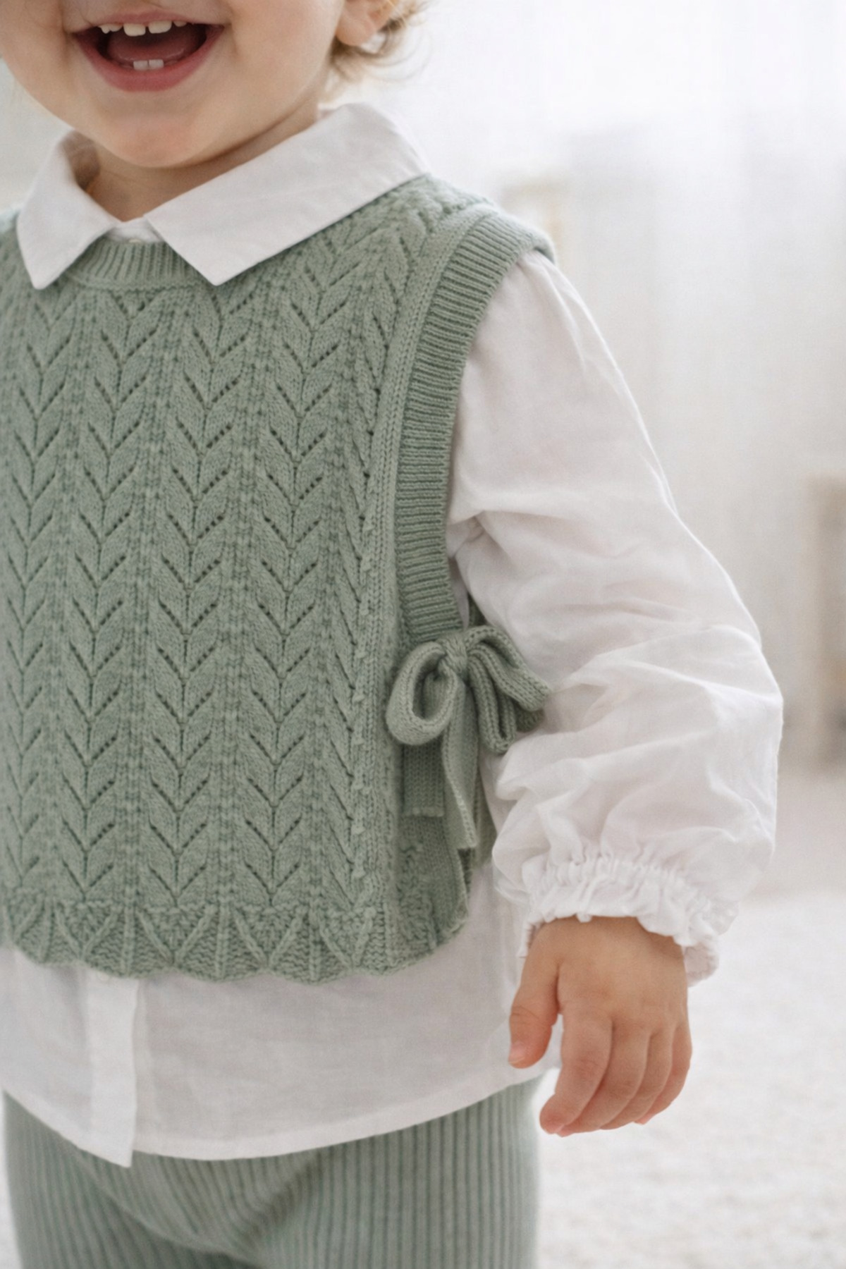 genybaby Şık Kız Bebek Triko Takım – Beyaz Gömlek, Örgü Süveter ve Pantolon fotoğrafı 2 (önizleme)