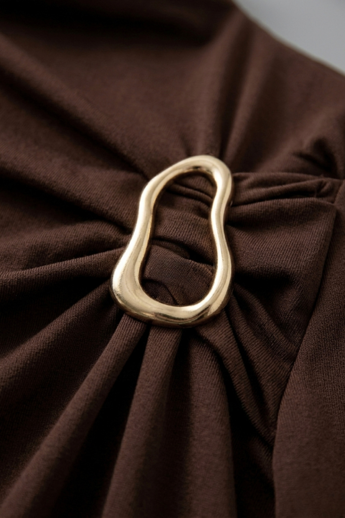 Potenza  Kadın Bluz Gold Toka Detaylı Büzgülü Uzun Kollu Sandy Kumaş Likralı Şık Bluz - Görsel 2