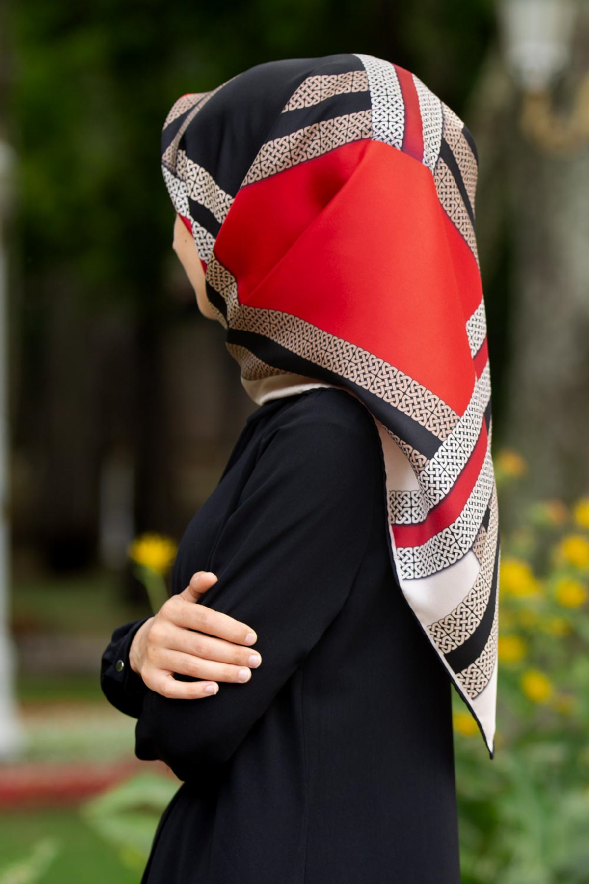 100% Twill Silk Geometric Patterned Black-Red Color 90x90 Scarf Sewing Type : Hand Sewing