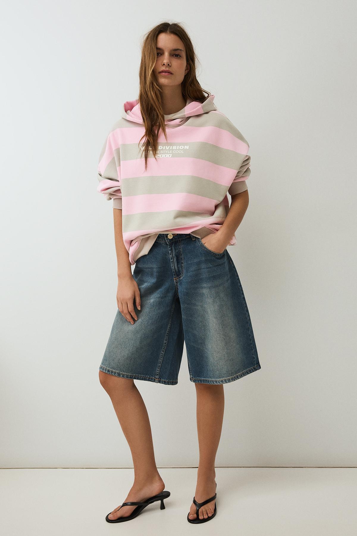 Bershka  Baskılı kapüşonlu sweatshirt - Görsel 4