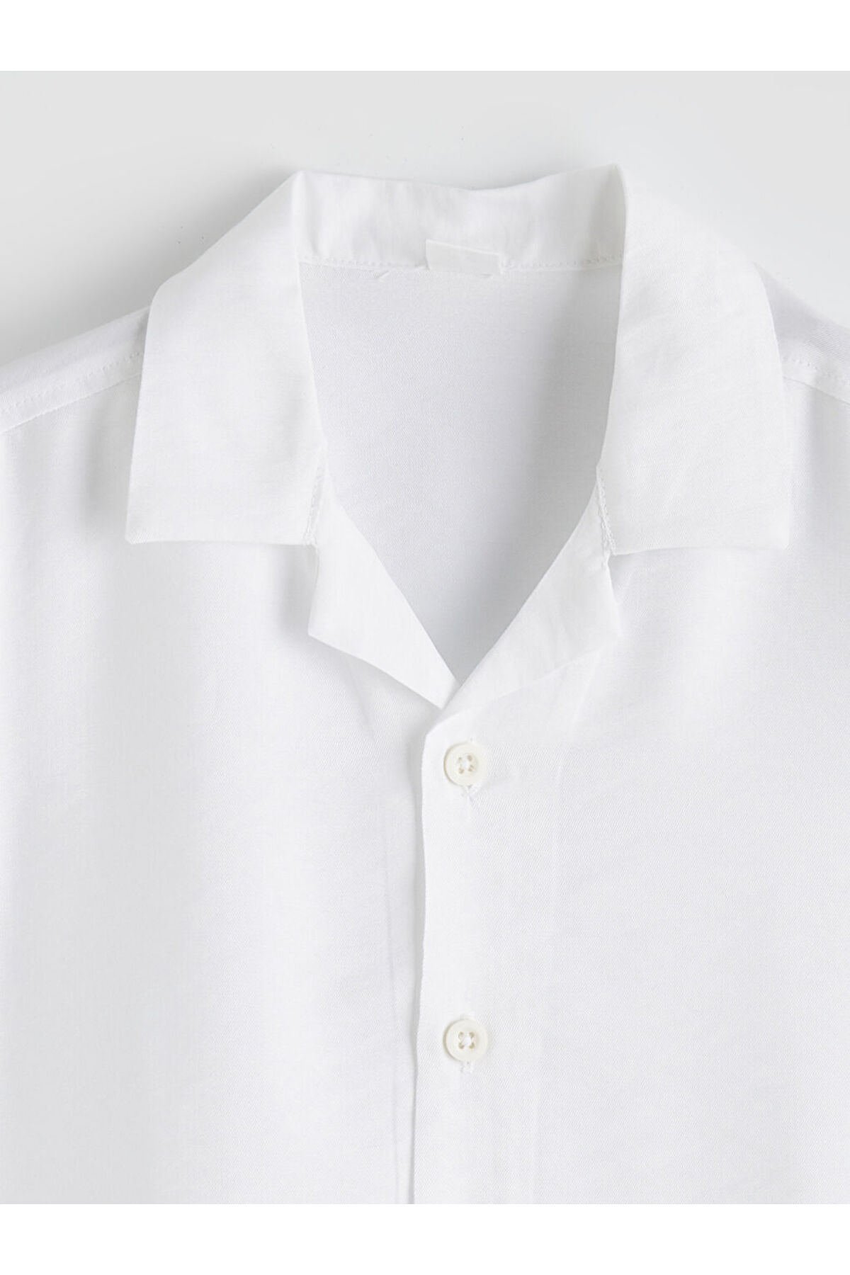 LC Waikiki Beyaz Regular Fit Erkek Çocuk Gömlek fotoğrafı 2 (önizleme)