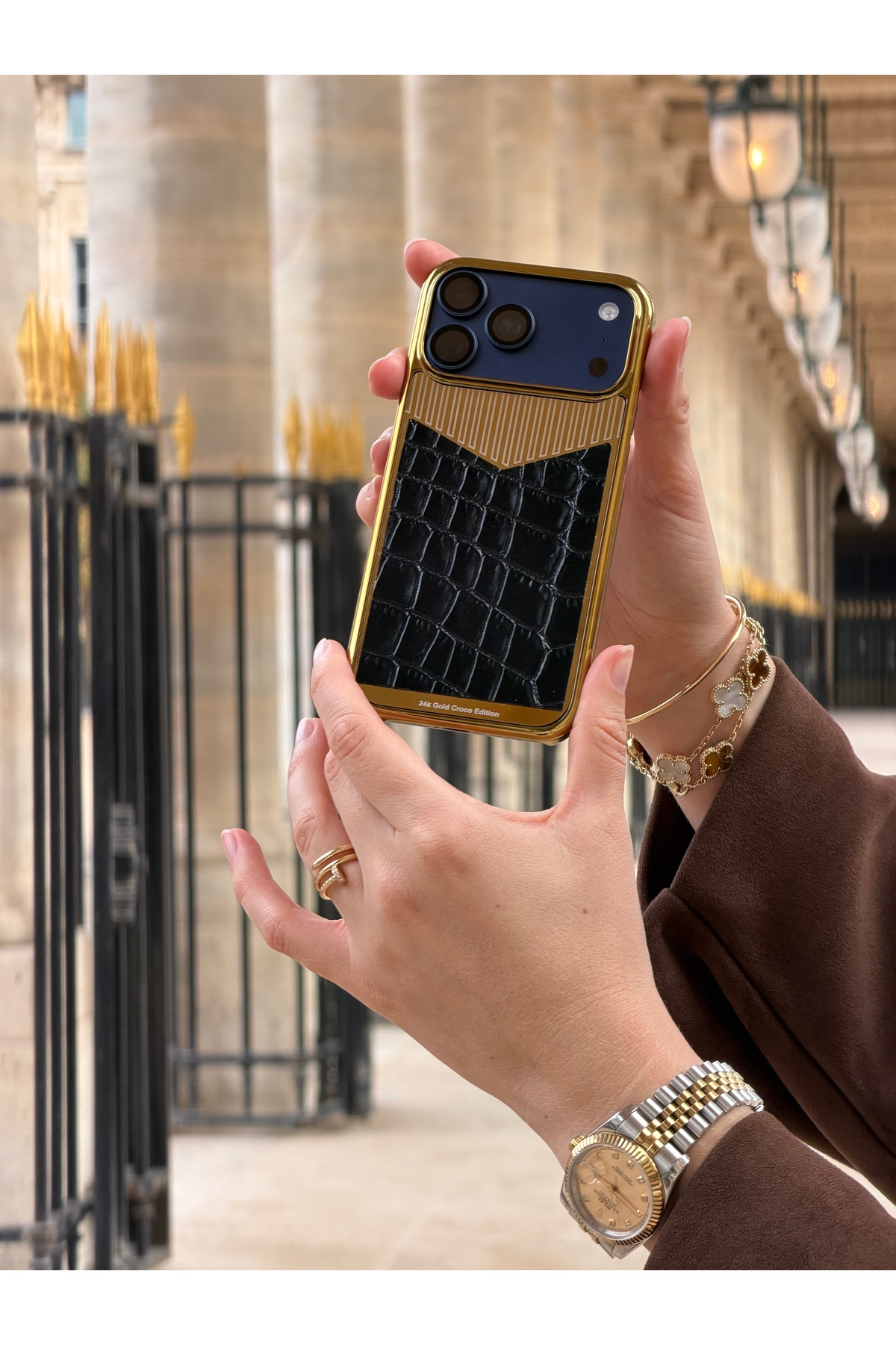 MHIRAJE Siyah Timsah Derisi Model ve Altın Kaplama iPhone 17 Pro