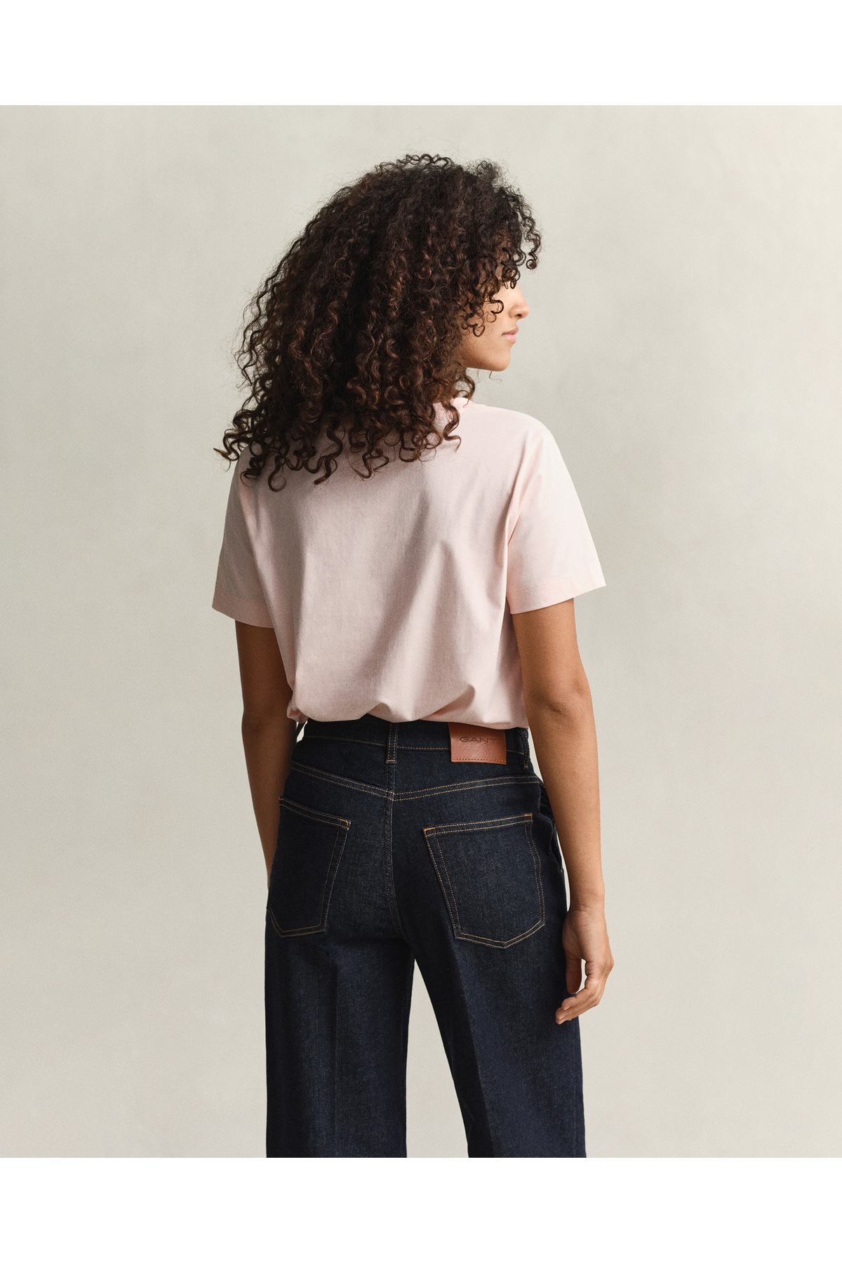 Gant Kadın Pembe V Yaka Regular Fit Logolu T-Shirt görsel 2