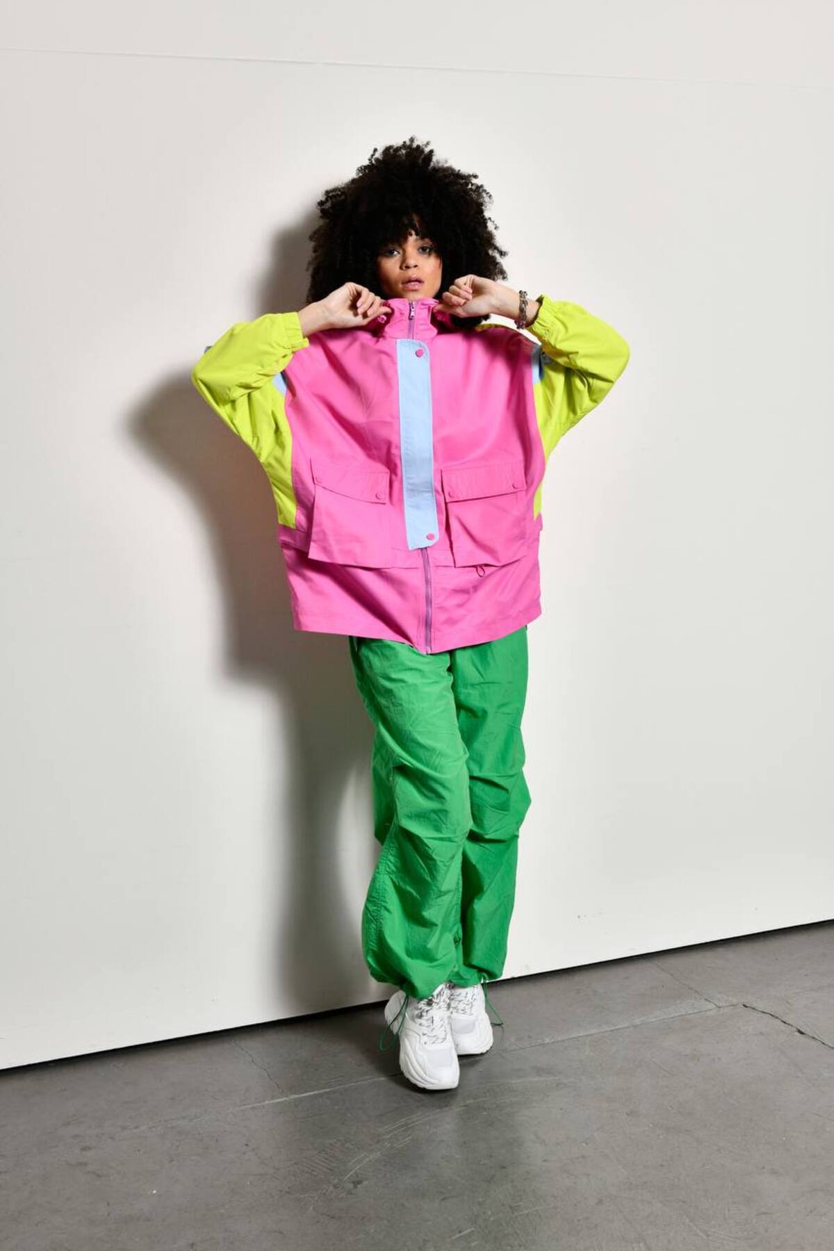 MATTİMODA  Kadın Renkbloklu Astarlı Sırt Baskılı Basen Boy Yağmurluk - Görsel 6