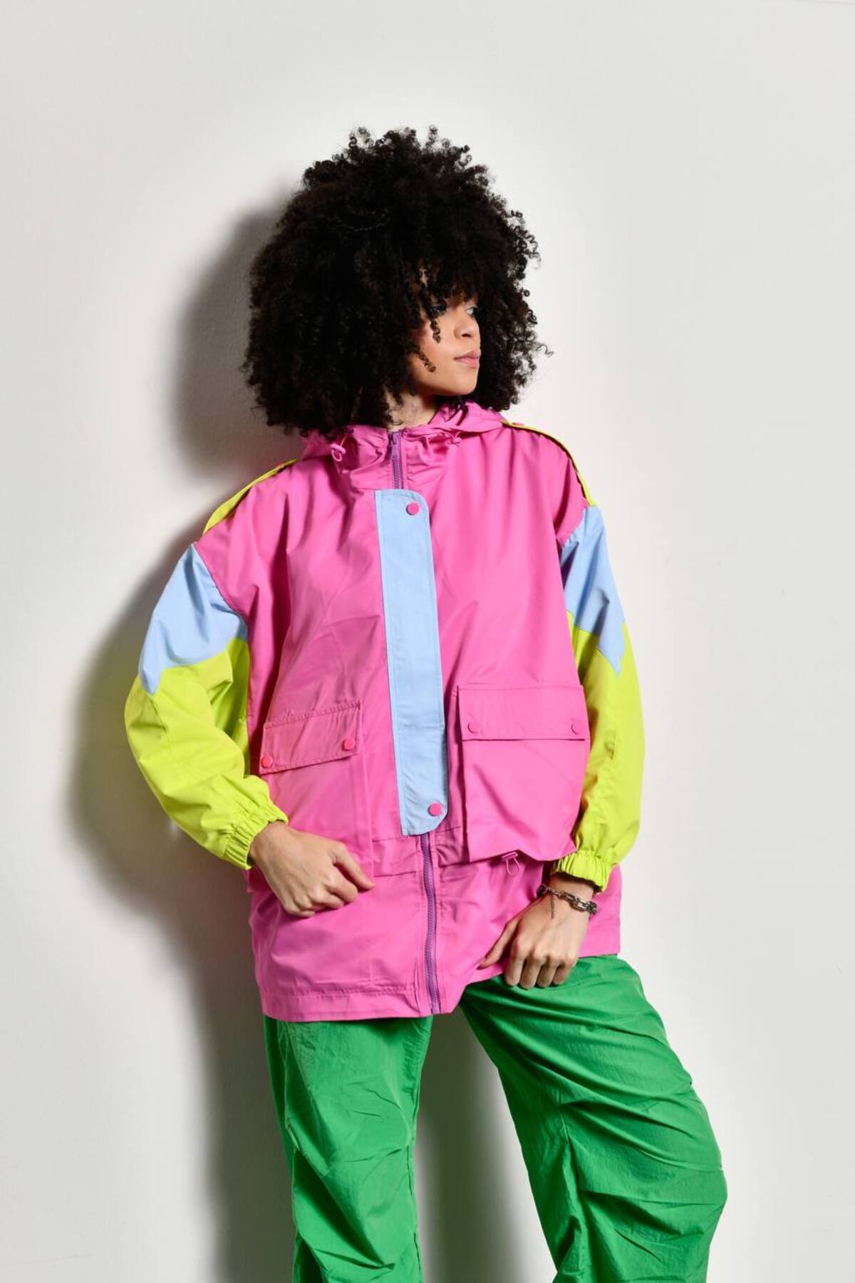 MATTİMODA  Kadın Renkbloklu Astarlı Sırt Baskılı Basen Boy Yağmurluk - Görsel 5