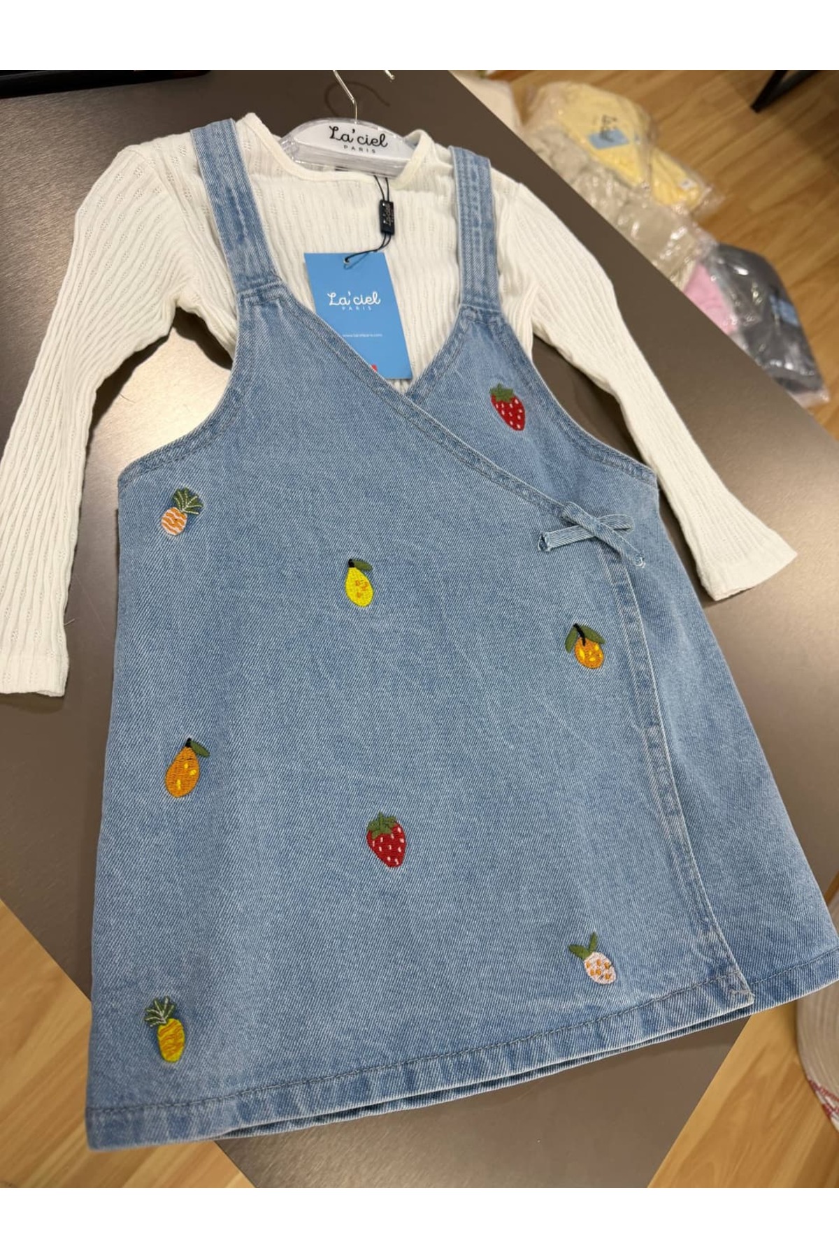 Zuma Kids Kız Çocuk Kot Jile Salopet Elbise Bodyli 2'li Takım Rahat Meyve Nakışlı fotoğrafı 3 (önizleme)