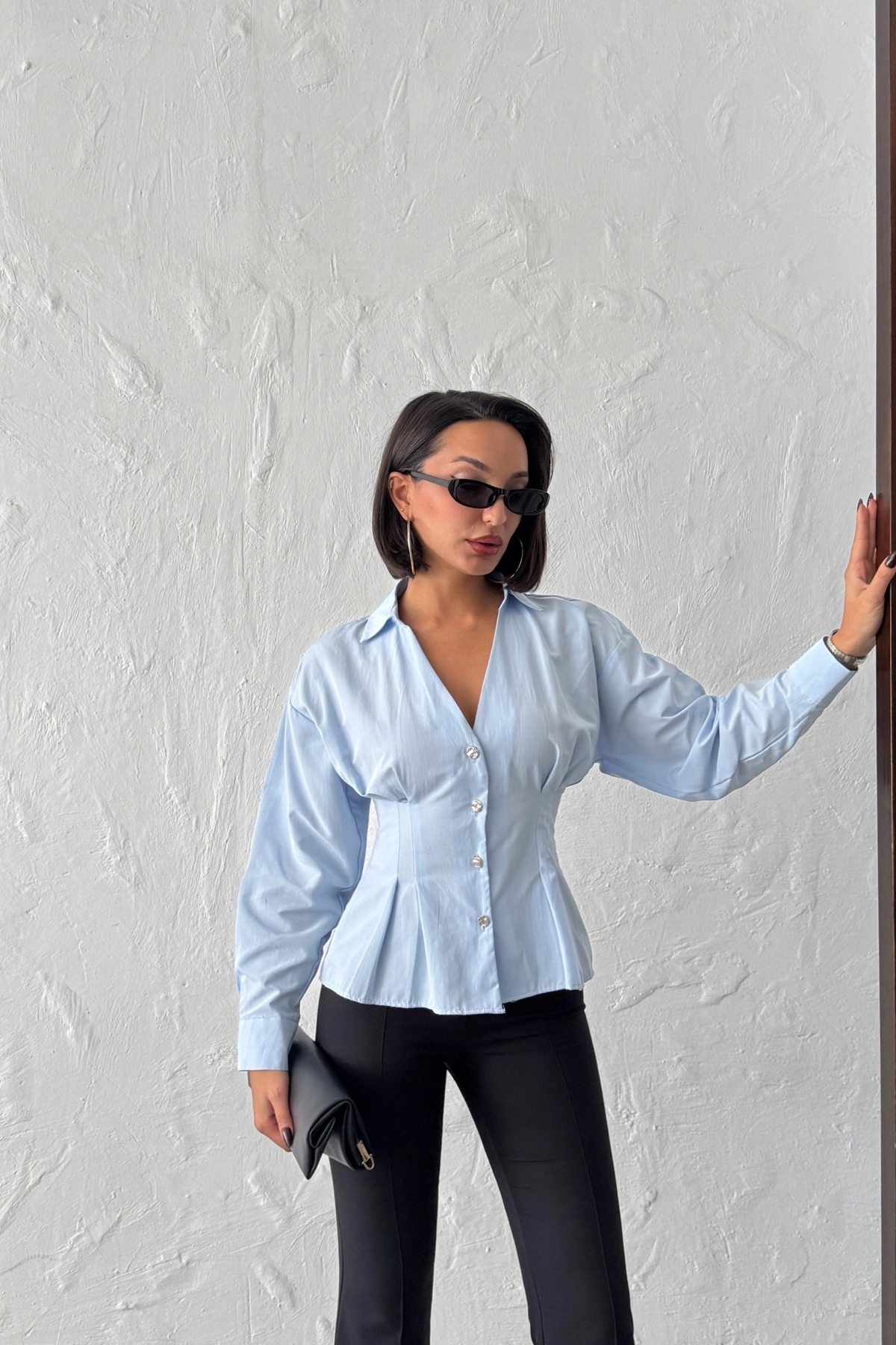 URİS  Kadın Mavi Belden Oturtmalı Pens Detaylı Beli Pileli Şık Düğmeli V Yaka Gömlek - Görsel 3