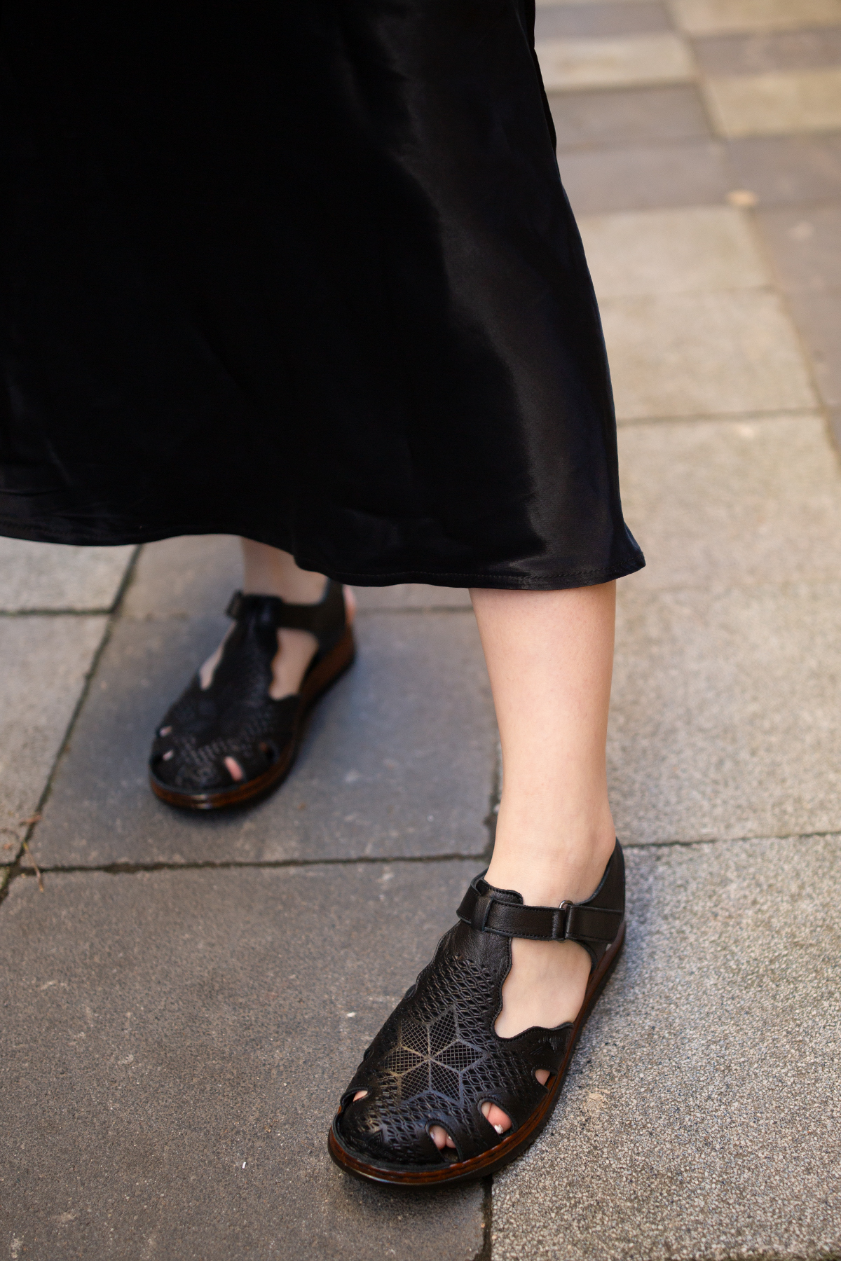 Mammamia  ERN-2360 Hakiki Deri Lazer Desenli Cırt Bant Detaylı Kadın Sandalet - Görsel 2