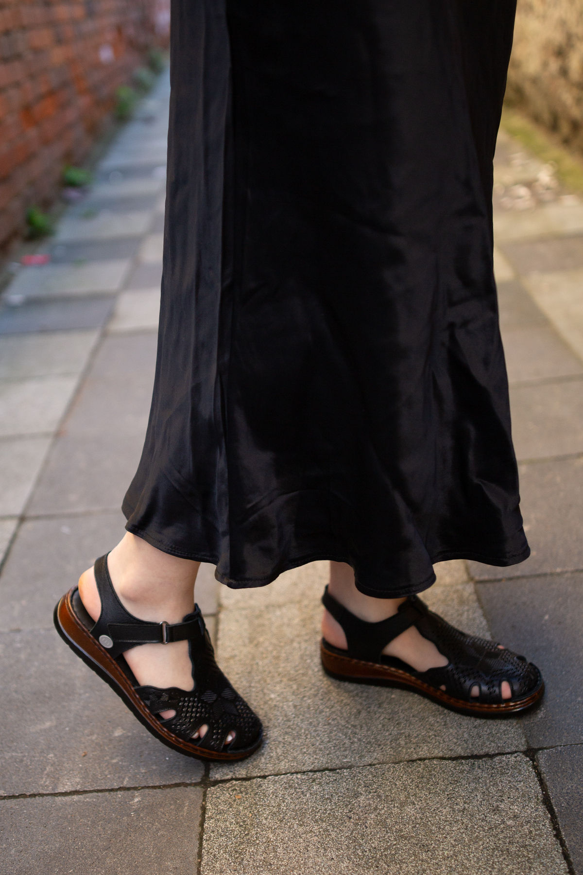 Mammamia  ERN-2360 Hakiki Deri Lazer Desenli Cırt Bant Detaylı Kadın Sandalet - Görsel 4