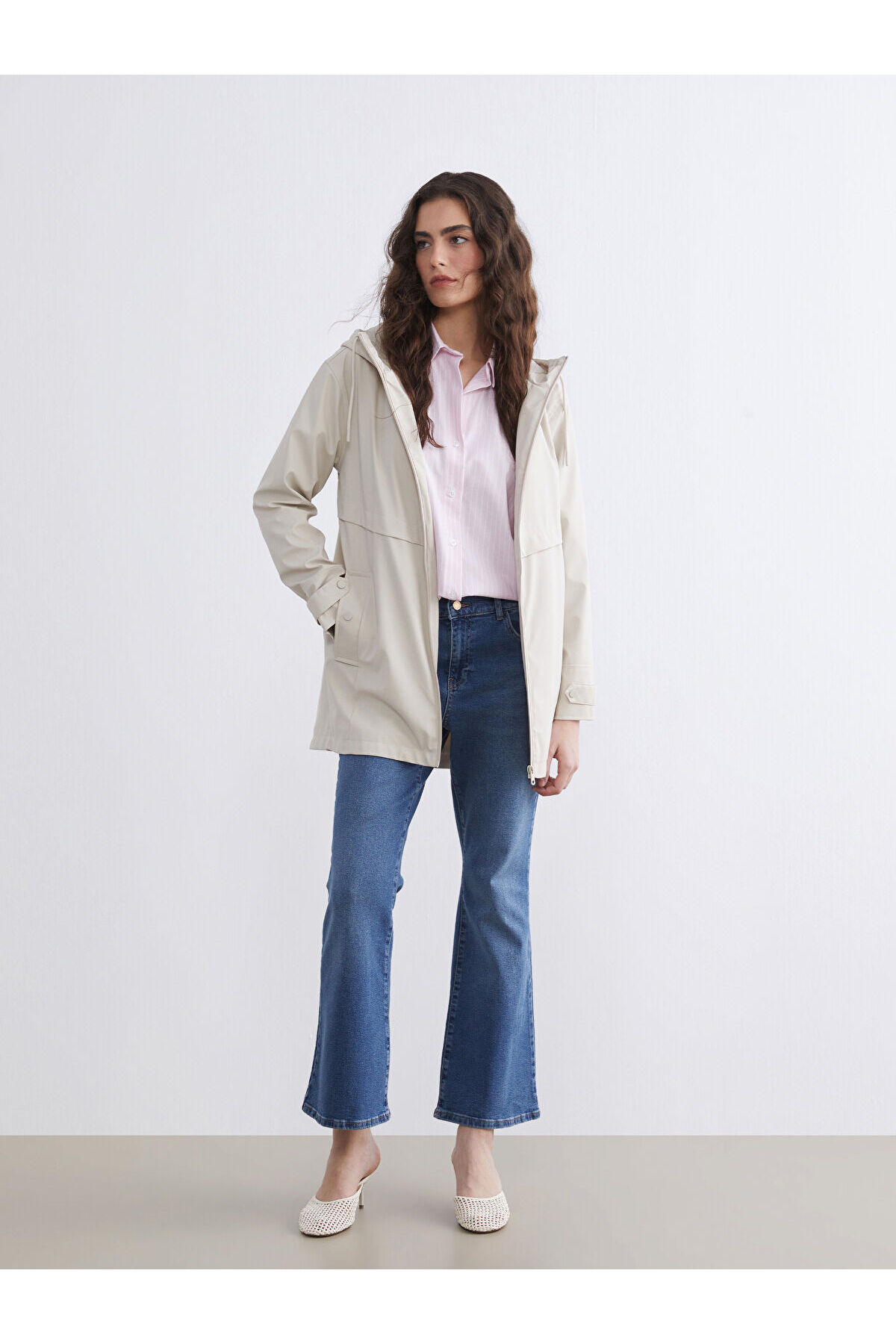 LC Waikiki  NEVAVM Farkıyla LCW Vision Bej Kapüşonlu Kadın Deri Görünümlü Yağmurluk - S6BA83Z8-VL2 - Görsel 2